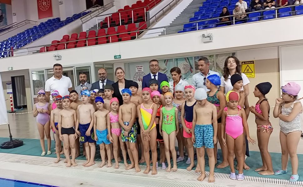 Nazilli’de öğrenciler profesyonel antrenörler eşliğinde yüzme öğreniyor