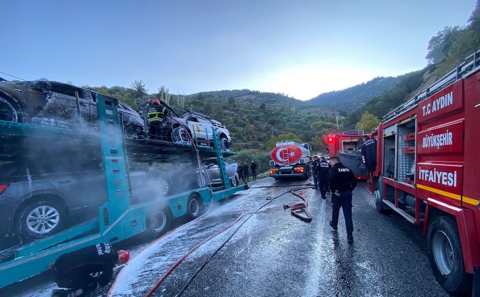 Bozdoğan'da araç yüklü tırda yangın.. Araçlar kullanılamaz hale geldi