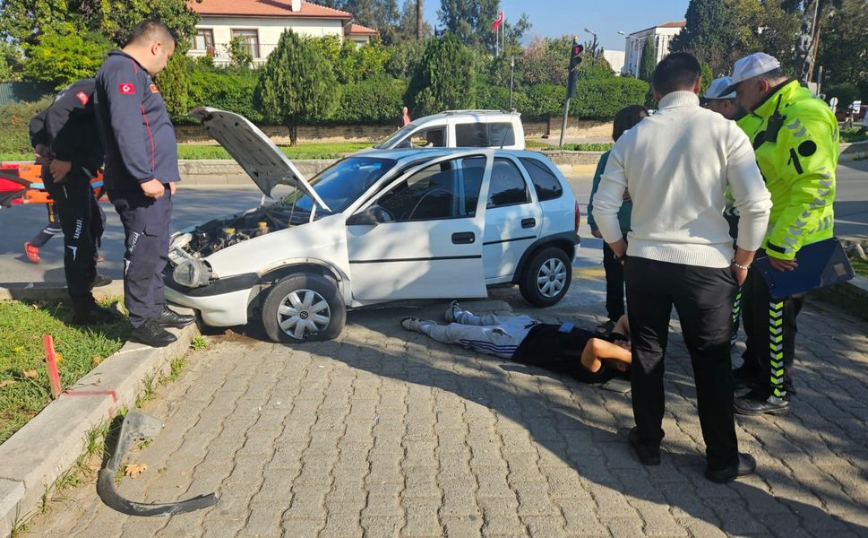 Direksiyon hakimiyeti kaybolan ehliyetsiz sürücü refüje çarptı