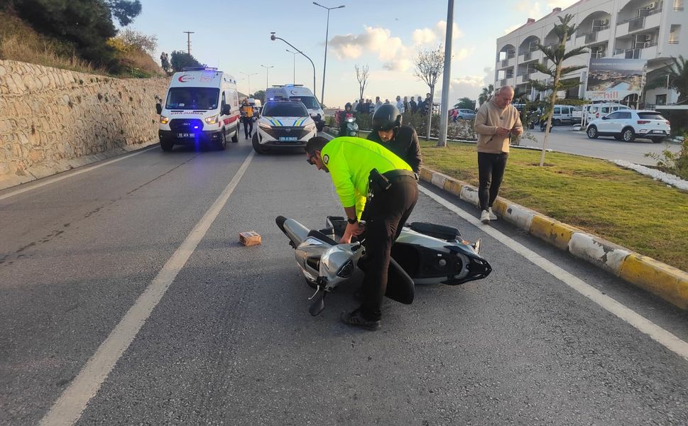 Motosiklet refüje çarptı: 1 ölü, 1 yaralı