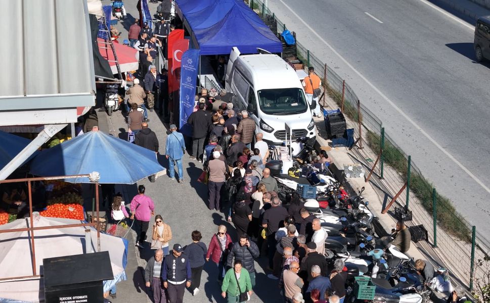 Aydın Büyükşehir Belediyesi binlerce kışlık fideyi Kuşadalılar ile buluşturdu