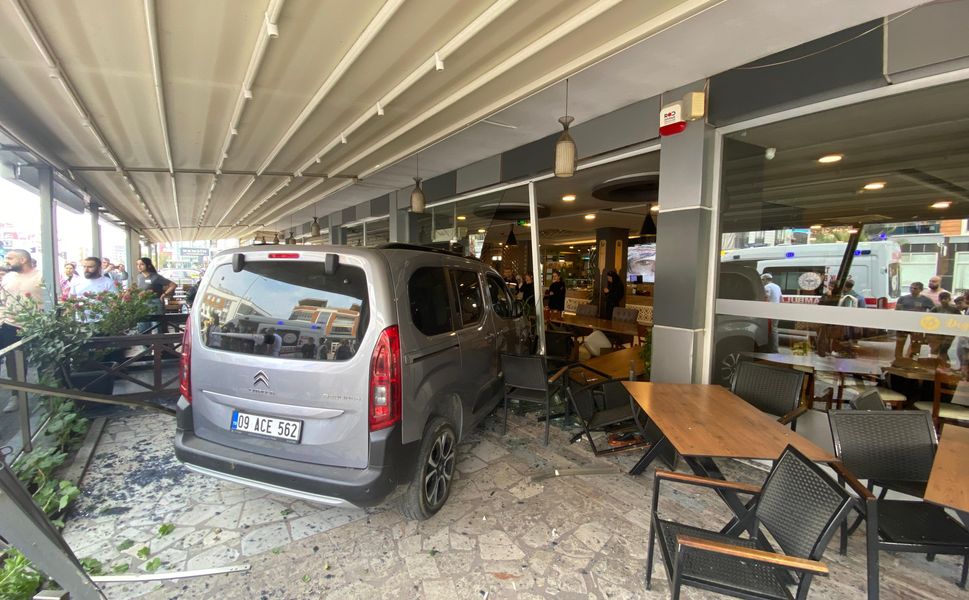 Önündeki araca çarpıp iş yerine daldı, kaçmaya çalıştı yakalandı