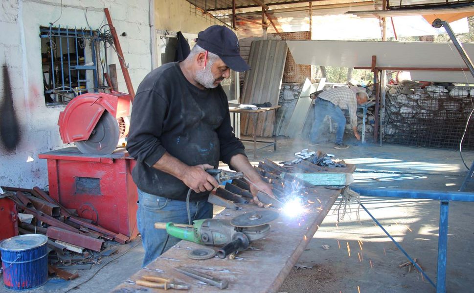 Bozulan tarım aletlerini tamir ederek, yeniden kullanıma sunuyor