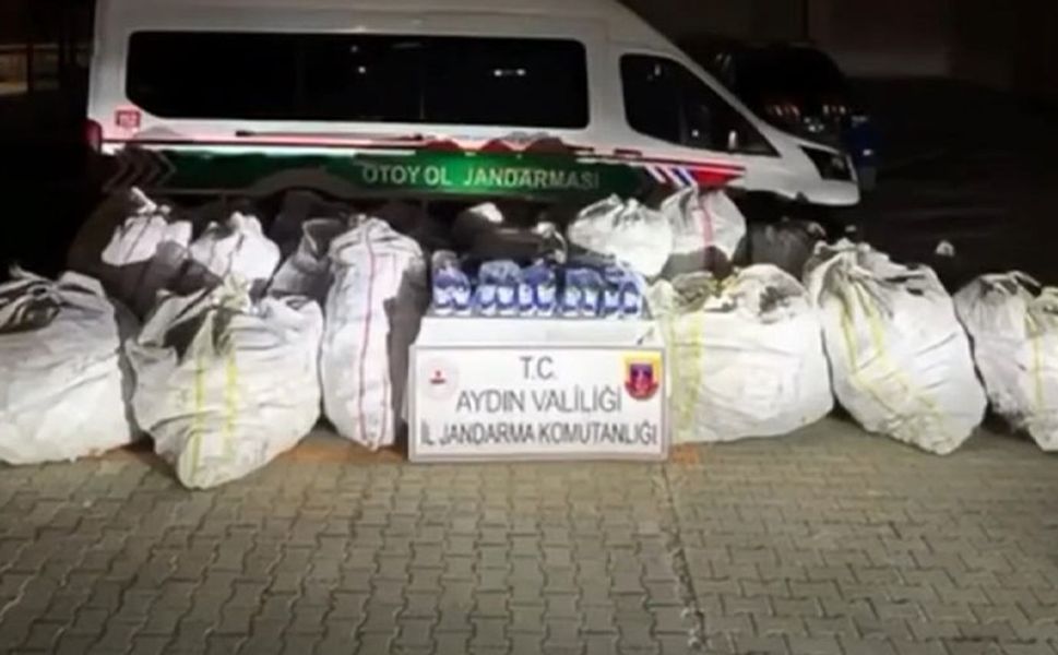 Şüphe üzerinde durdurulan iki araçta 1,9 milyon liralık sahte ayakkabı ele geçirildi