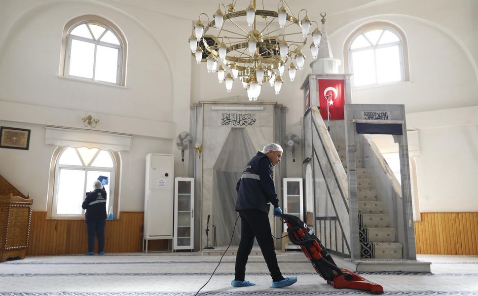 Aydın Büyükşehir Belediyesi camilerde temizlik çalışmalarını sürdürüyor