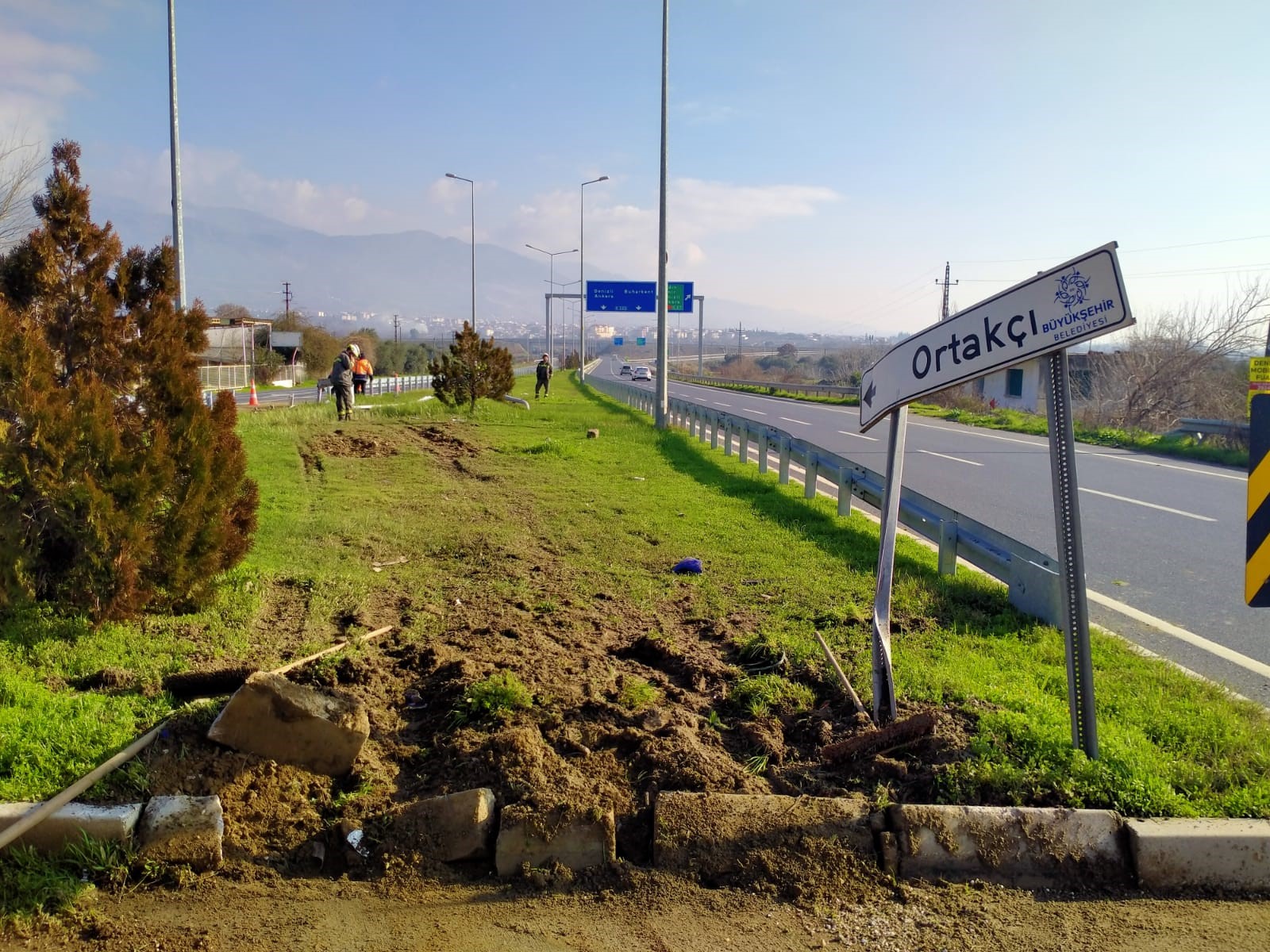 Aydın Buharkent’te Kamyonet Direğe Çarptı (5)