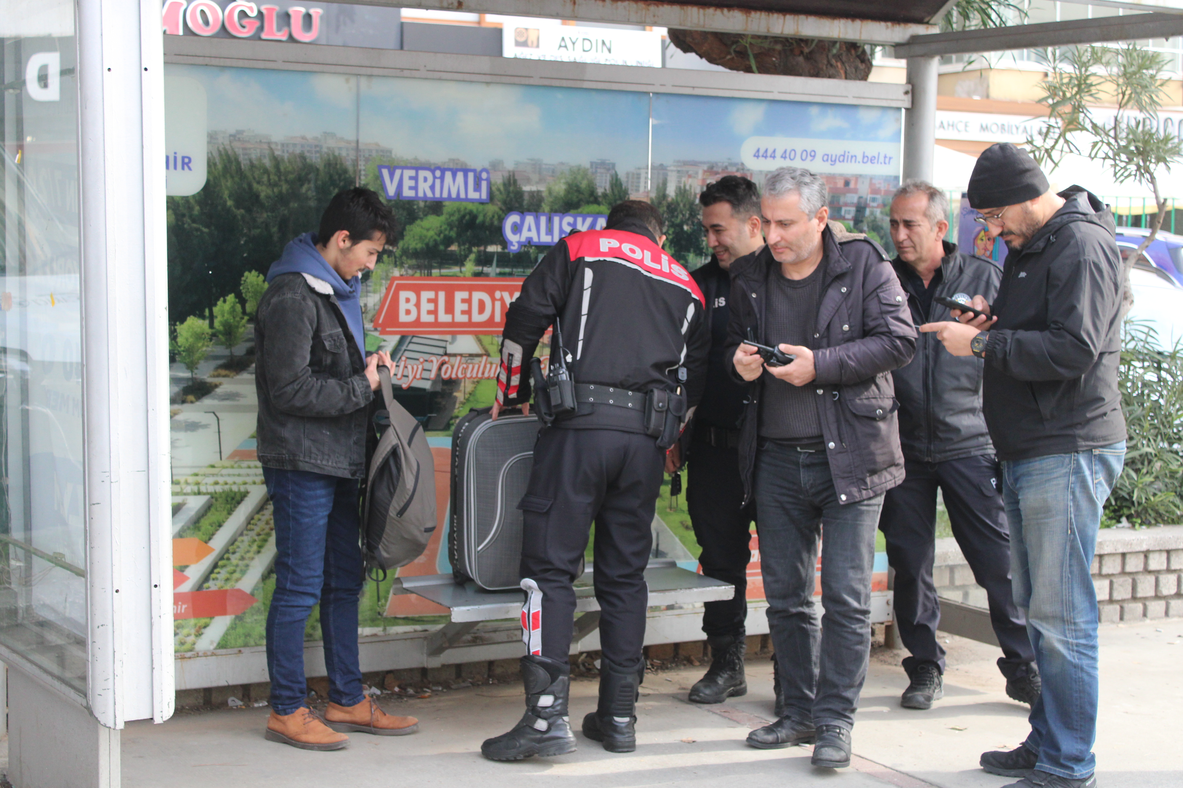 Aydın’da Genç Öğrenci Yemek Yemeye Gitti, Geldiğinde Çok Sayıda Polisi Karşısında Buldu