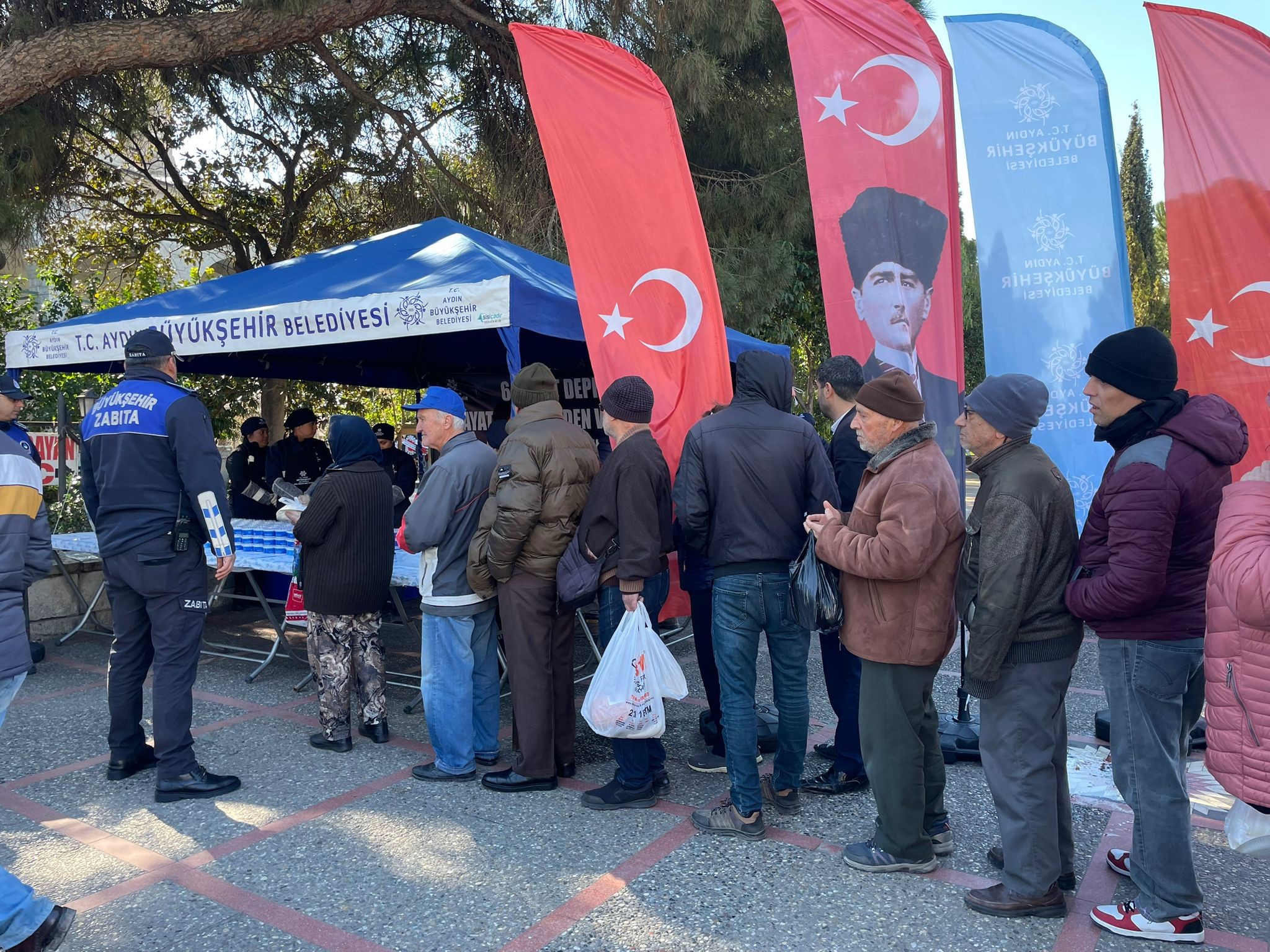 Aydın Büyükşehir Belediyesi 6 Şubat'ın Yıldönümünde Helva Hayrı Yaptı (2)