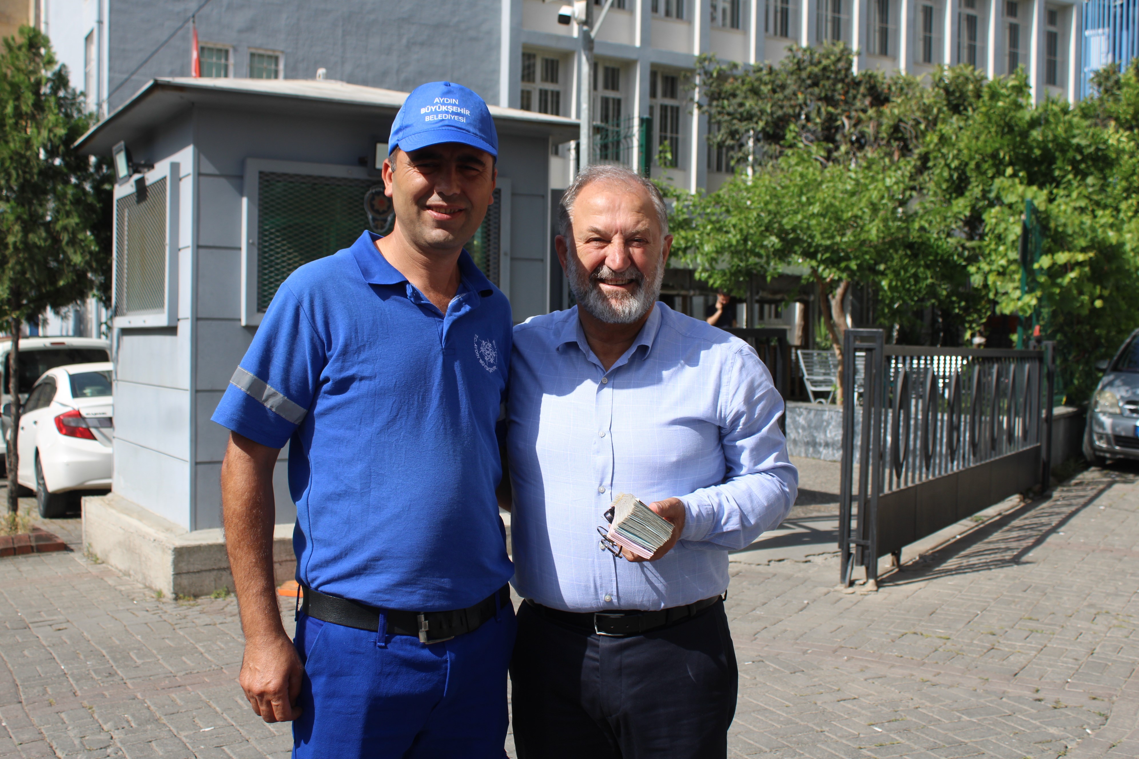 Aydın’da Para Dolu Poşeti Sahibine Teslim Etti