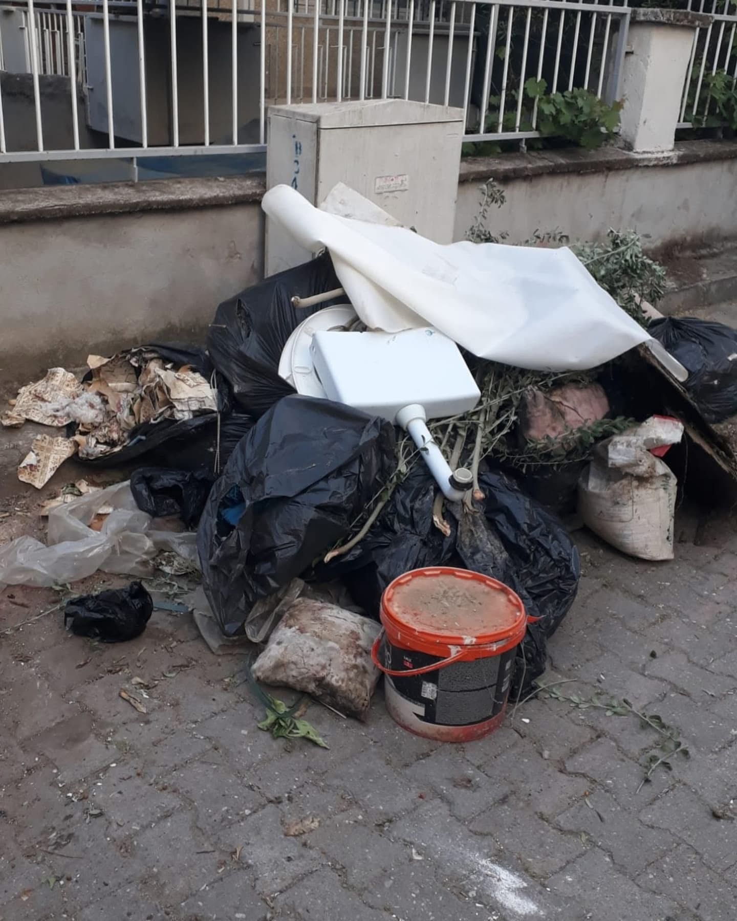 Nazilli’de Sorumsuzluk Pes Dedirtti Temizlik İşçilerinin Emeğine Saygısızlık (3)