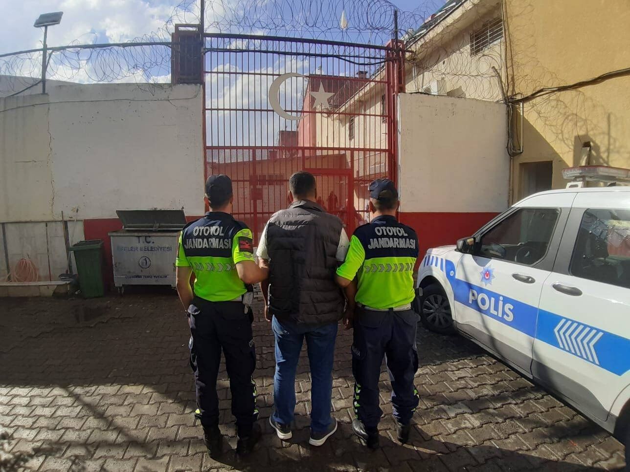 Aranan şahıs otoyol jandarmasına takıldı