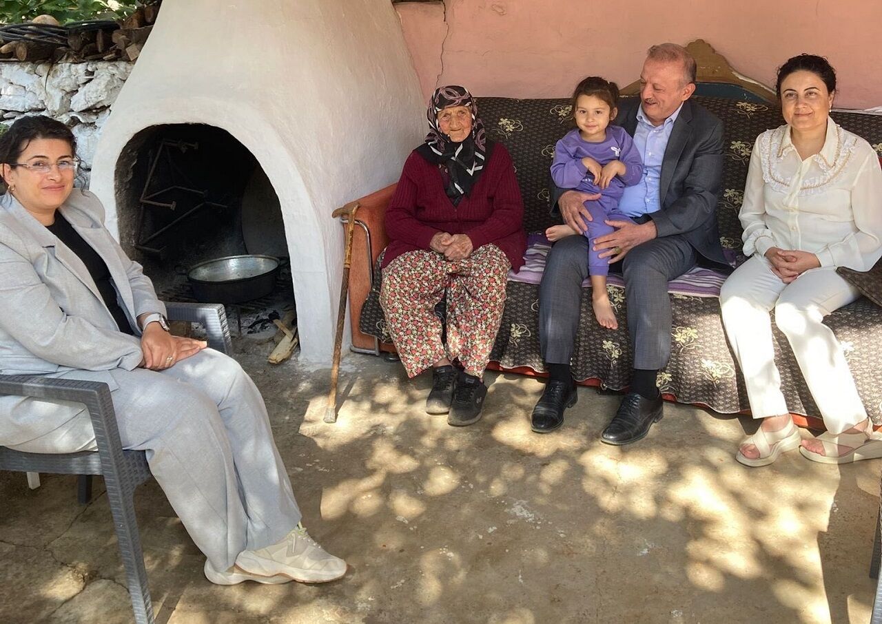 Koca çınara pasta kesildi