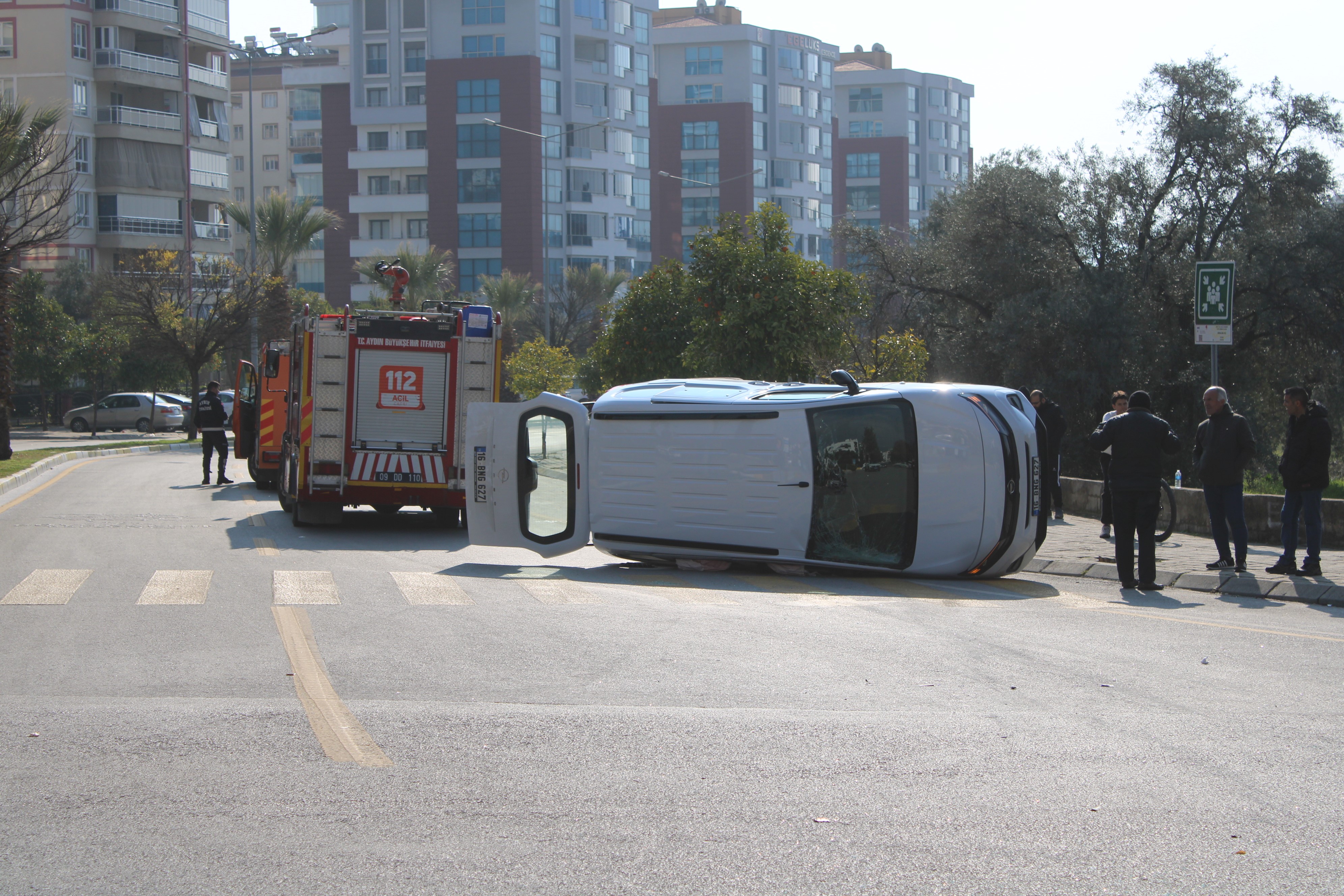 Aydın’da Otomobil Yan Yattı (5)