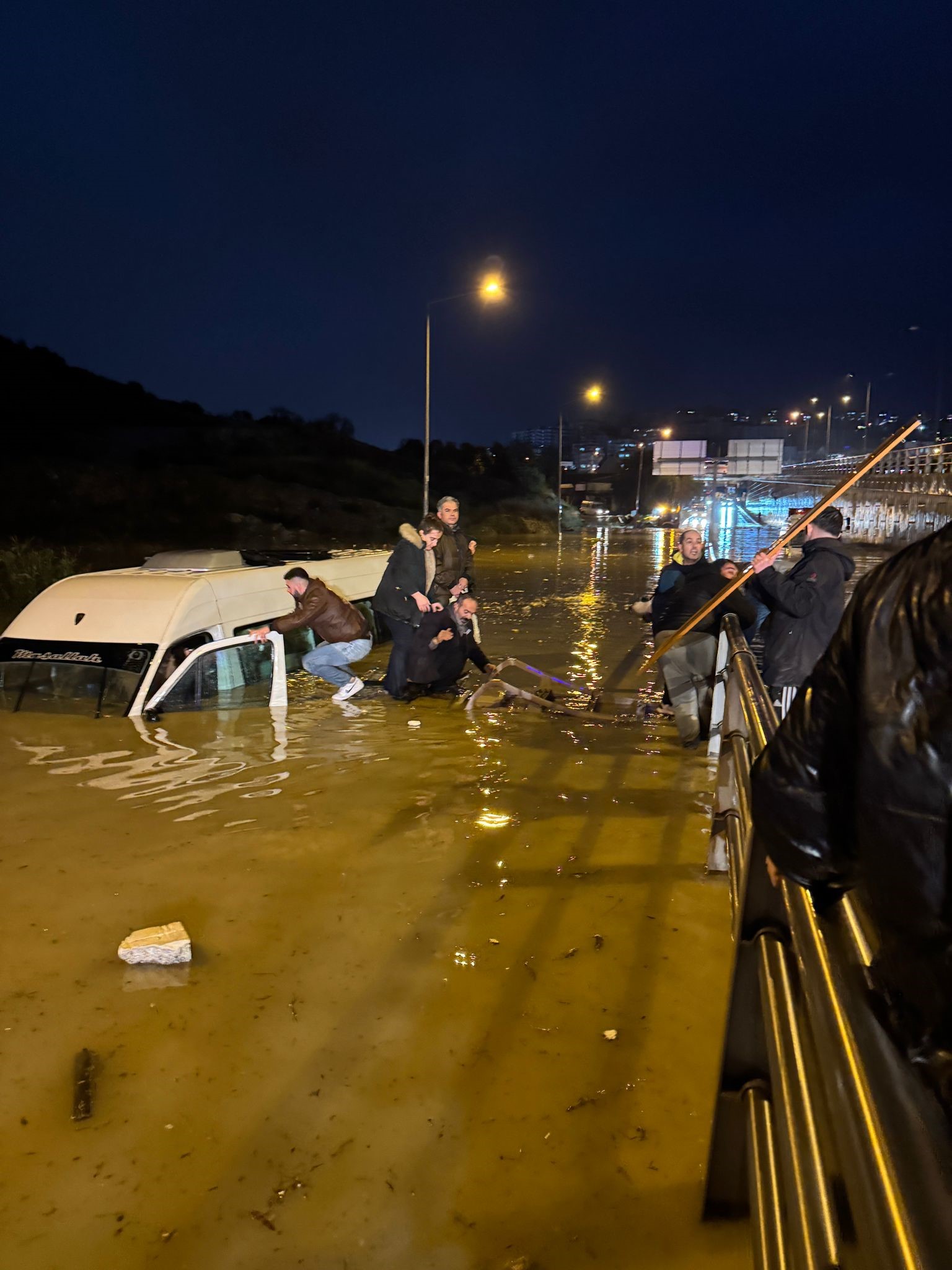 Aydın’da 20 Kişi Minibüste Boğulmaktan Son Anda Kurtarıldı (2)