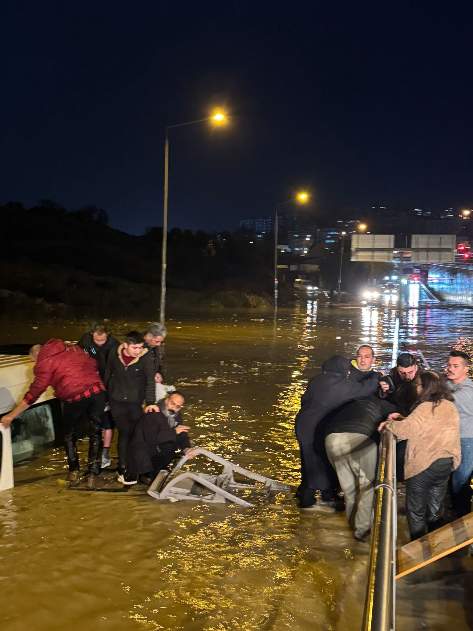 Aydın’da 20 Kişi Minibüste Boğulmaktan Son Anda Kurtarıldı (4)