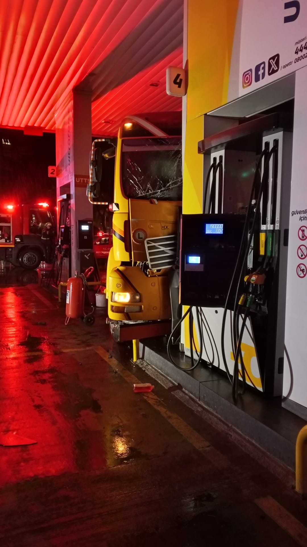 Aydın’da Vinç Akaryakıt Istasyonuna Daldı (5)