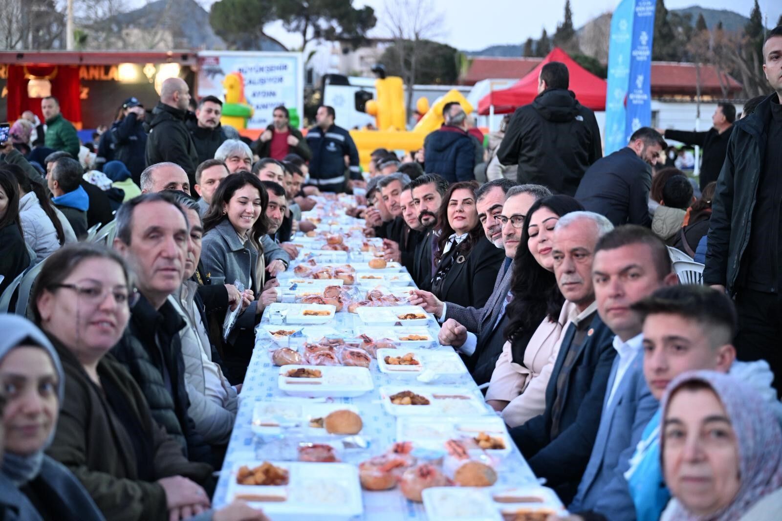 Başkan Çerçioğlu, İncirliova'da Vatandaşlarla Iftar Sofrasında Buluştu (8)