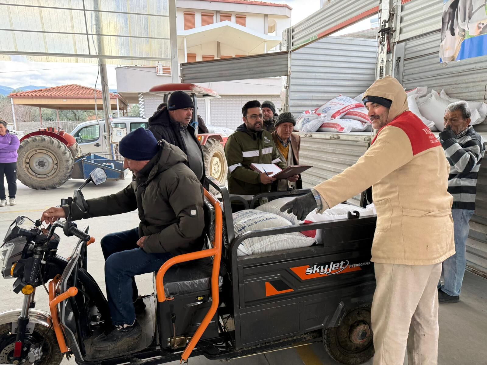 Başkan Çerçioğlu’nun Küçük Üreticilere Yem Destekleri Devam Ediyor (6)