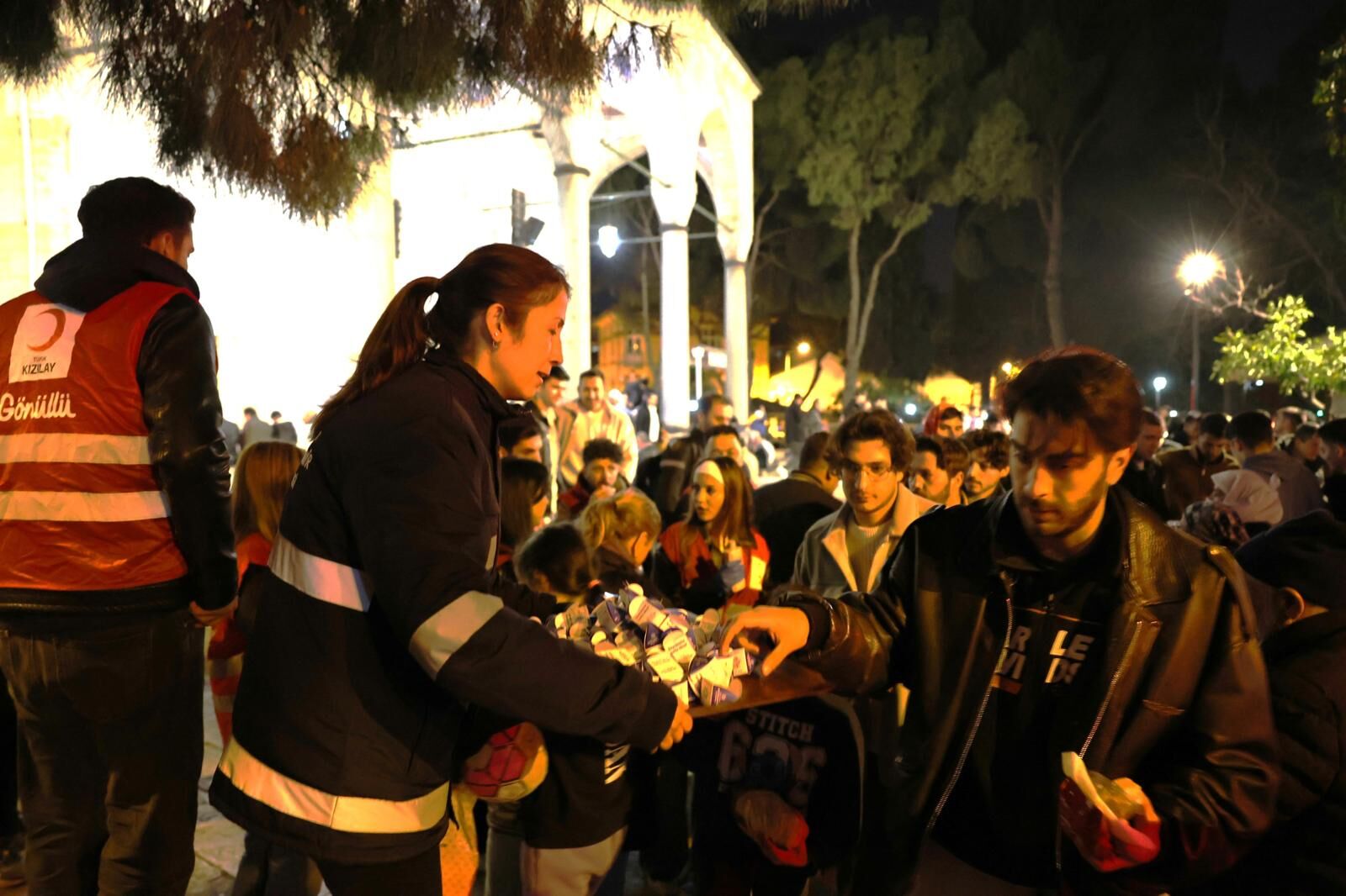 Aydın Büyükşehir Belediyesi’nden Kadir Gecesi’nde Lokum Ikramı (1)
