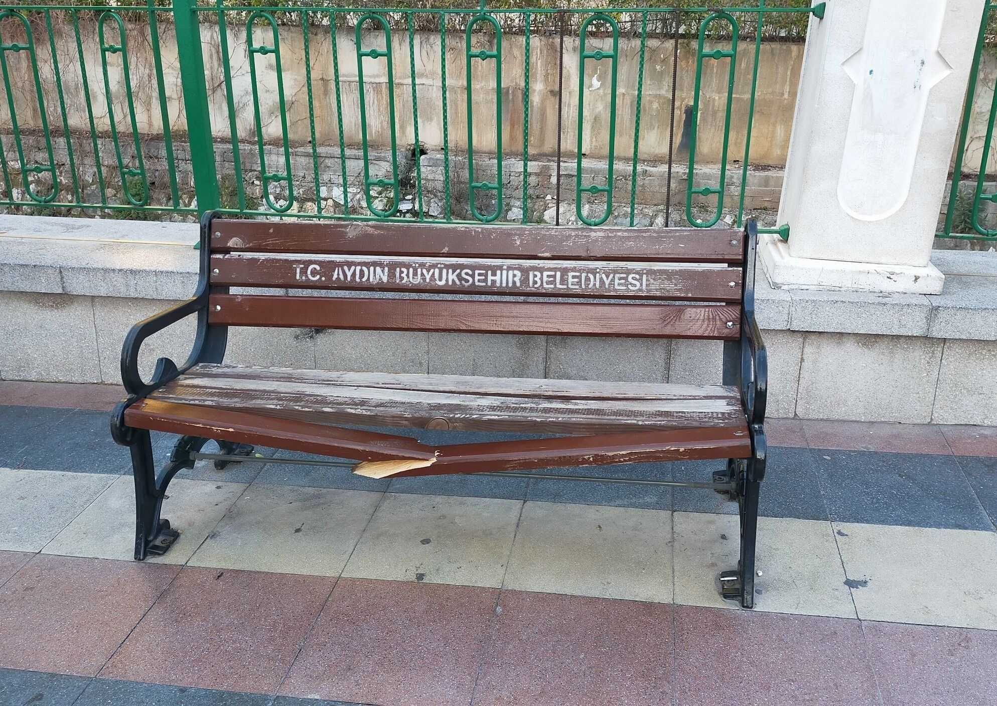 Aydın’da Banklar Ve Sokaklar Duyarsız Vatandaşların Hedefi Haline Geldi (1)