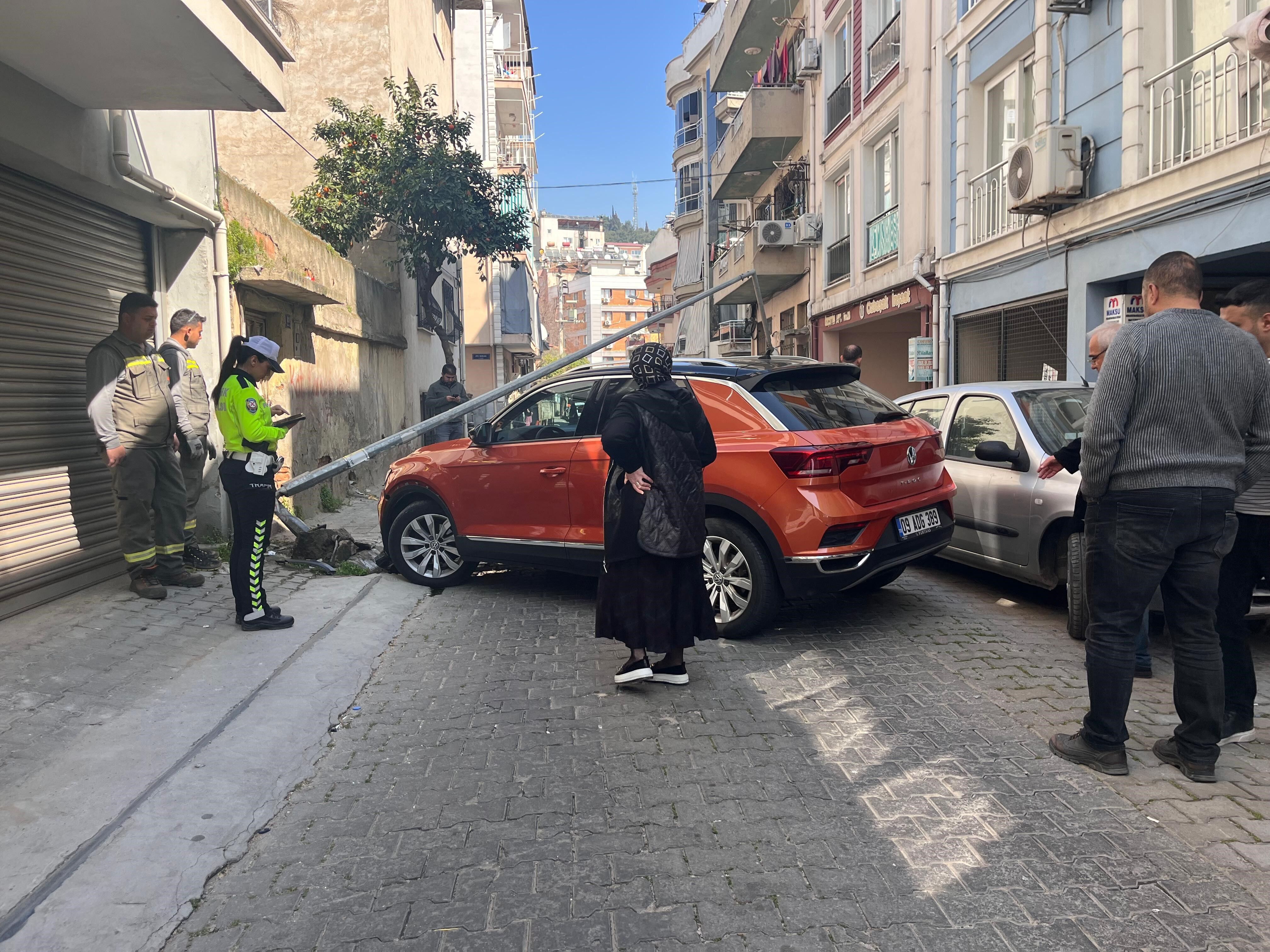 Aydın’da Otomobil Direği Devirdi (3)