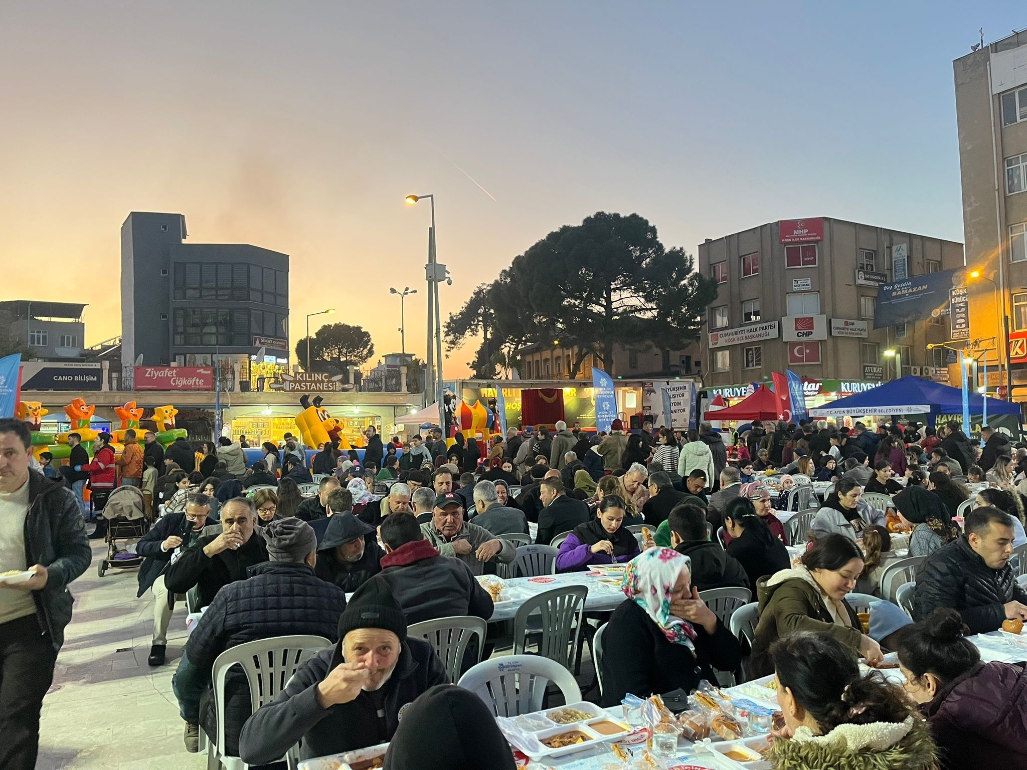 Aydınlı Vatandaşlar Büyükşehir'in Iftar Sofrasında Buluştu (7)