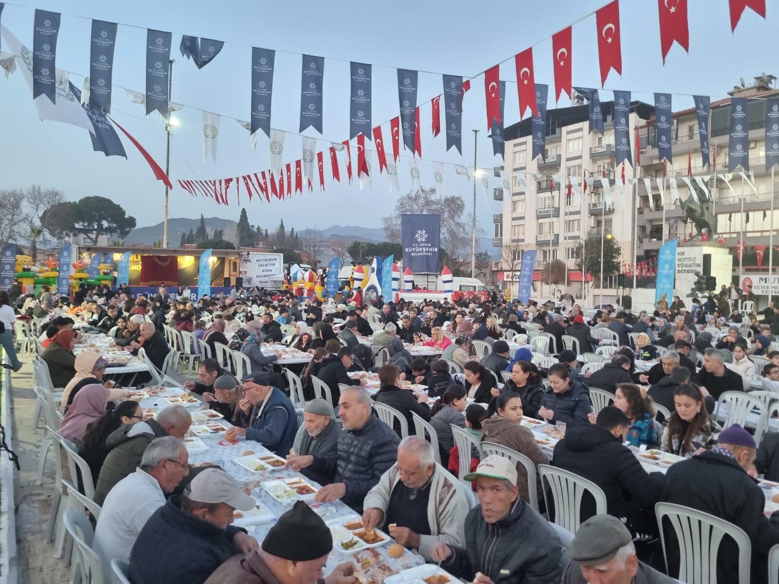 Başkan Çerçioğlu Binlerce Vatandaşı Her Gün Iftar Sofralarında Buluşturuyor (5)