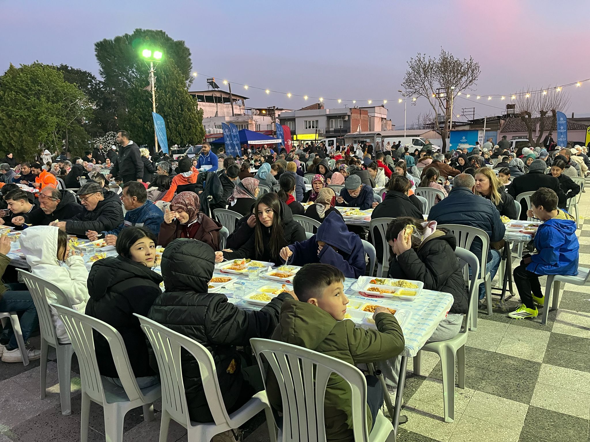 Başkan Çerçioğlu Her Gün Binlerce Vatandaşı Iftar Sofralarında Buluşturmaya Devam Ediyor (10)