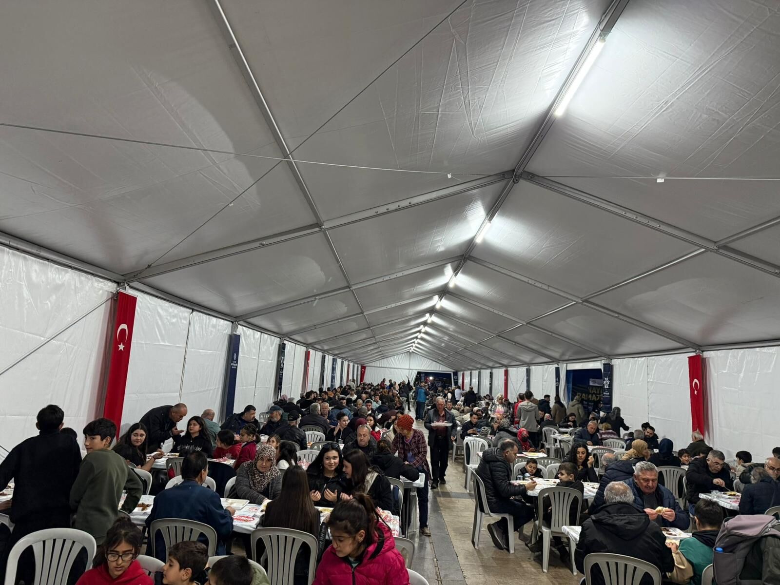 Başkan Çerçioğlu Her Gün Binlerce Vatandaşı Iftar Sofralarında Buluşturmaya Devam Ediyor (3)