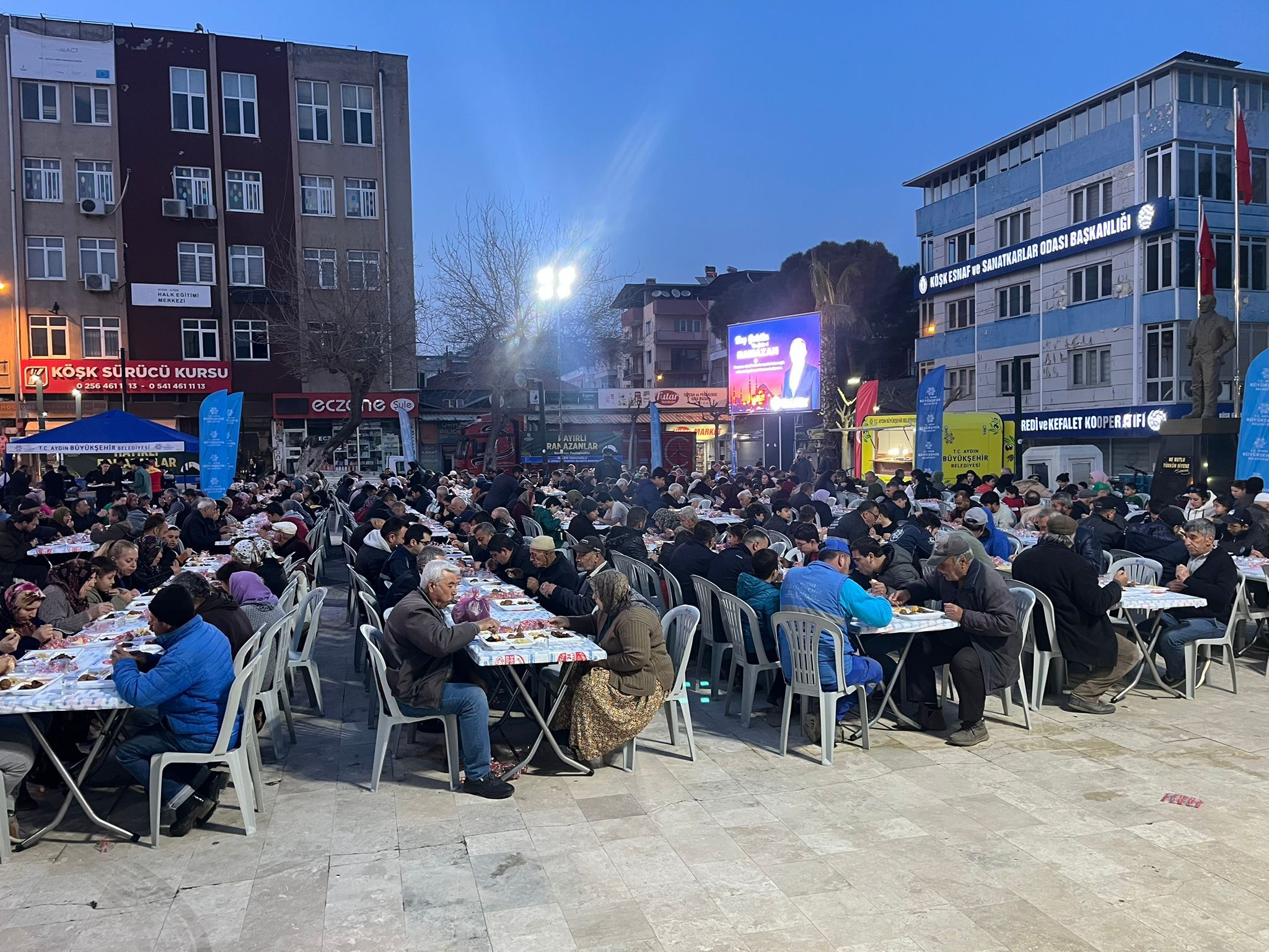 Başkan Çerçioğlu Her Gün Binlerce Vatandaşı Iftar Sofralarında Buluşturmaya Devam Ediyor (5)