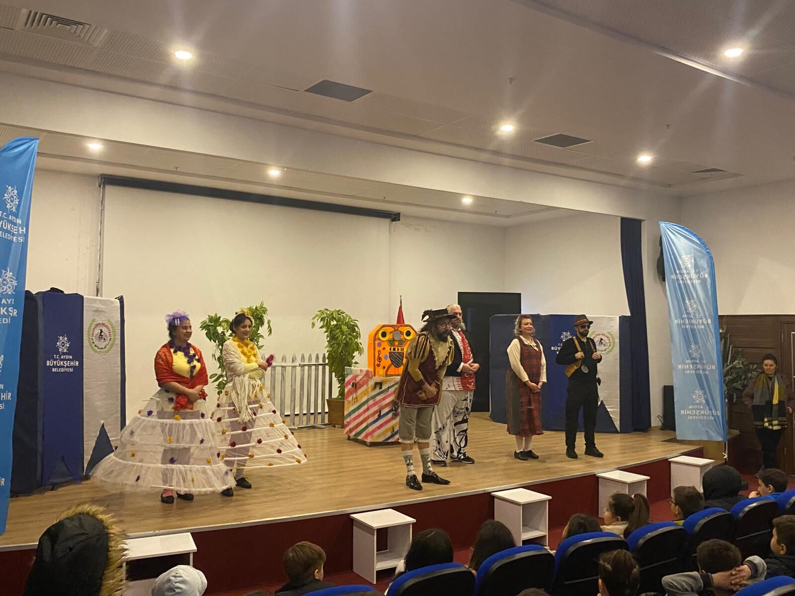 Başkan Çerçioğlu İncirliova’da Çocukları Tiyatro Ile Buluşturdu (3)