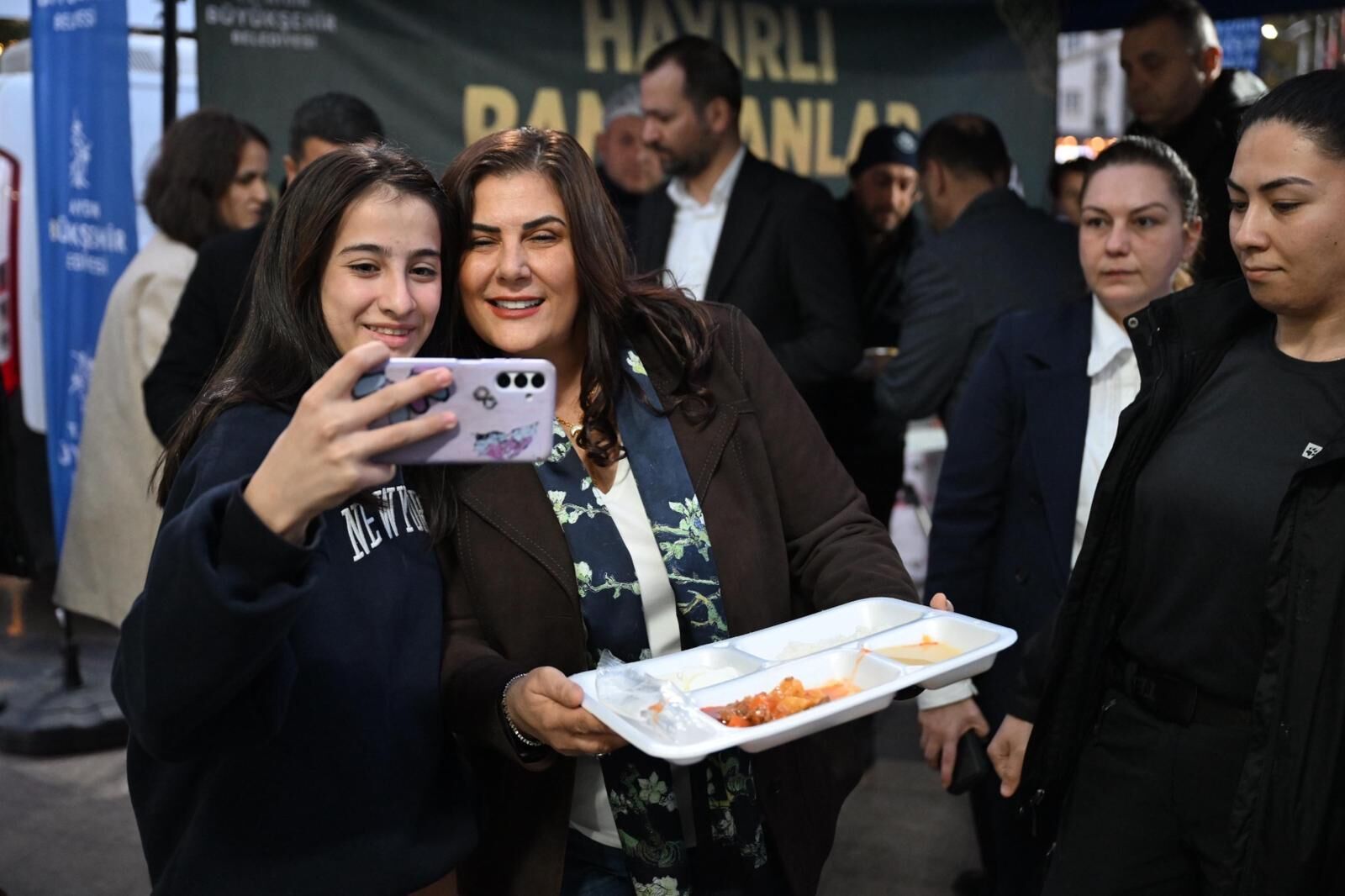 Başkan Çerçioğlu Orucunu Aydınlılar Ile Birlikte Açtı, Vatandaşlar Yoğun Ilgi Gösterdi (2)