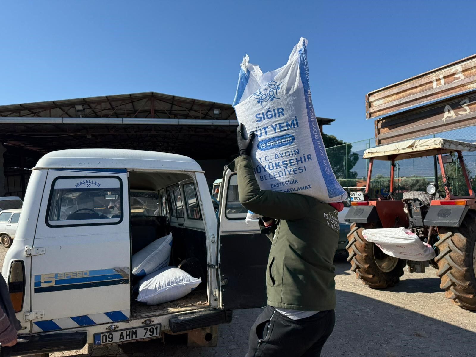 Başkan Çerçioğlu'ndan Karacasu'da Küçük Üreticilere Yem Desteği (4)