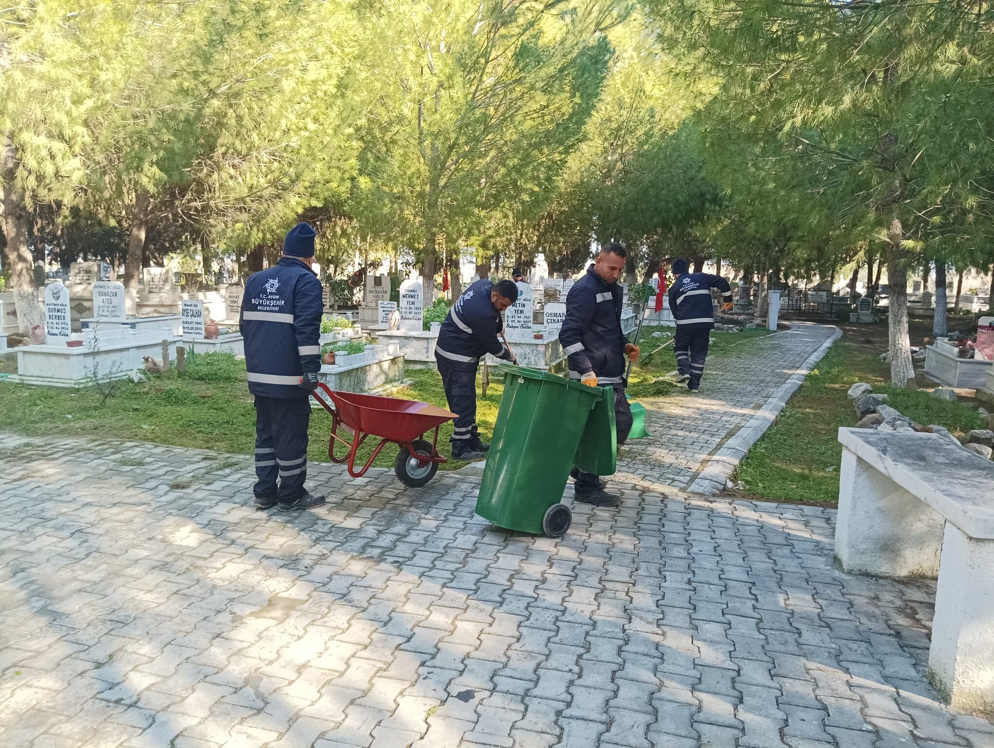 Başkan Çerçioğlu’ndan Mezarlıklarda Ramazan Bayramı Öncesi Temizlik Çalışması (1)