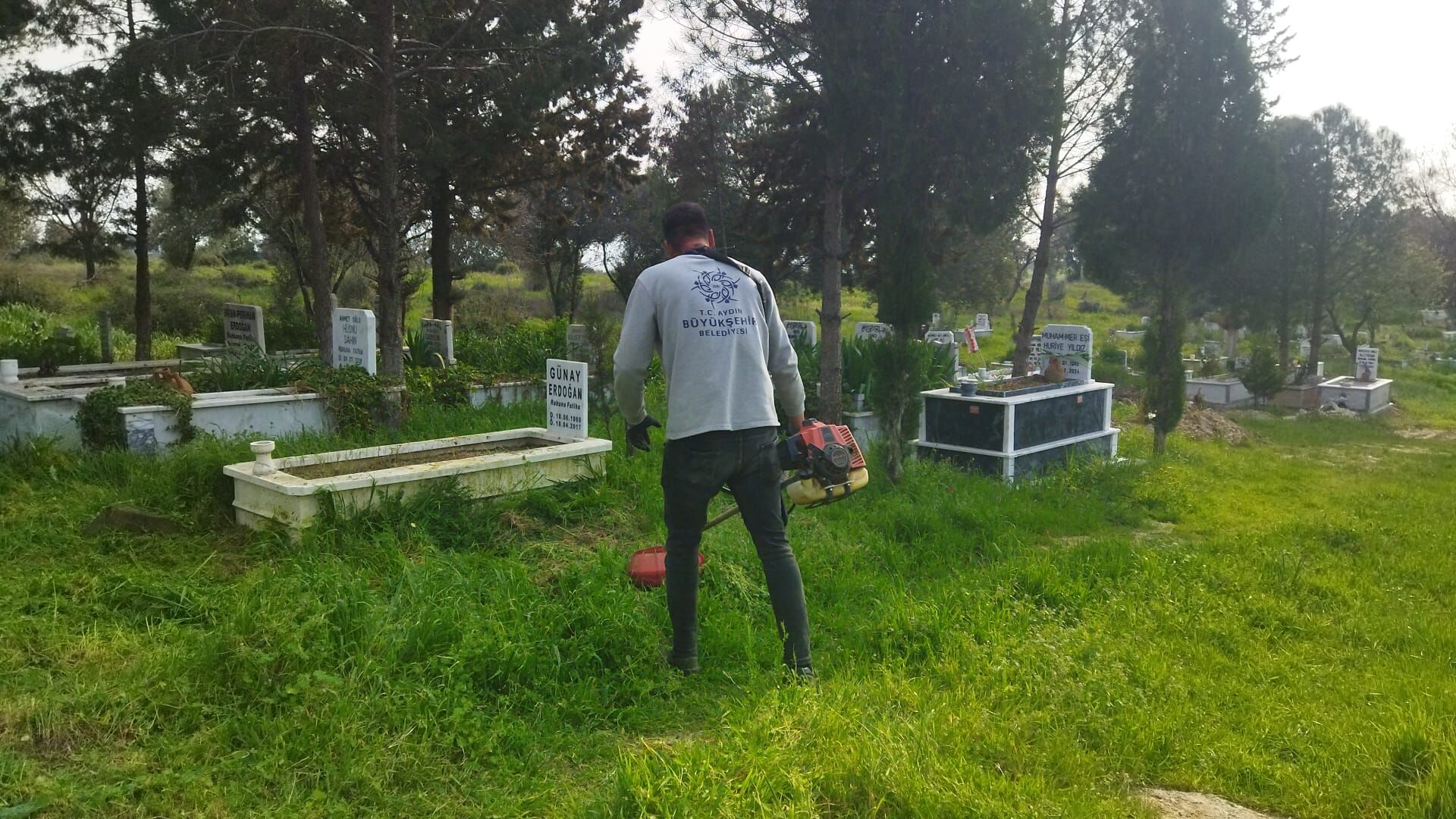 Başkan Çerçioğlu’ndan Mezarlıklarda Ramazan Bayramı Öncesi Temizlik Çalışması (3)