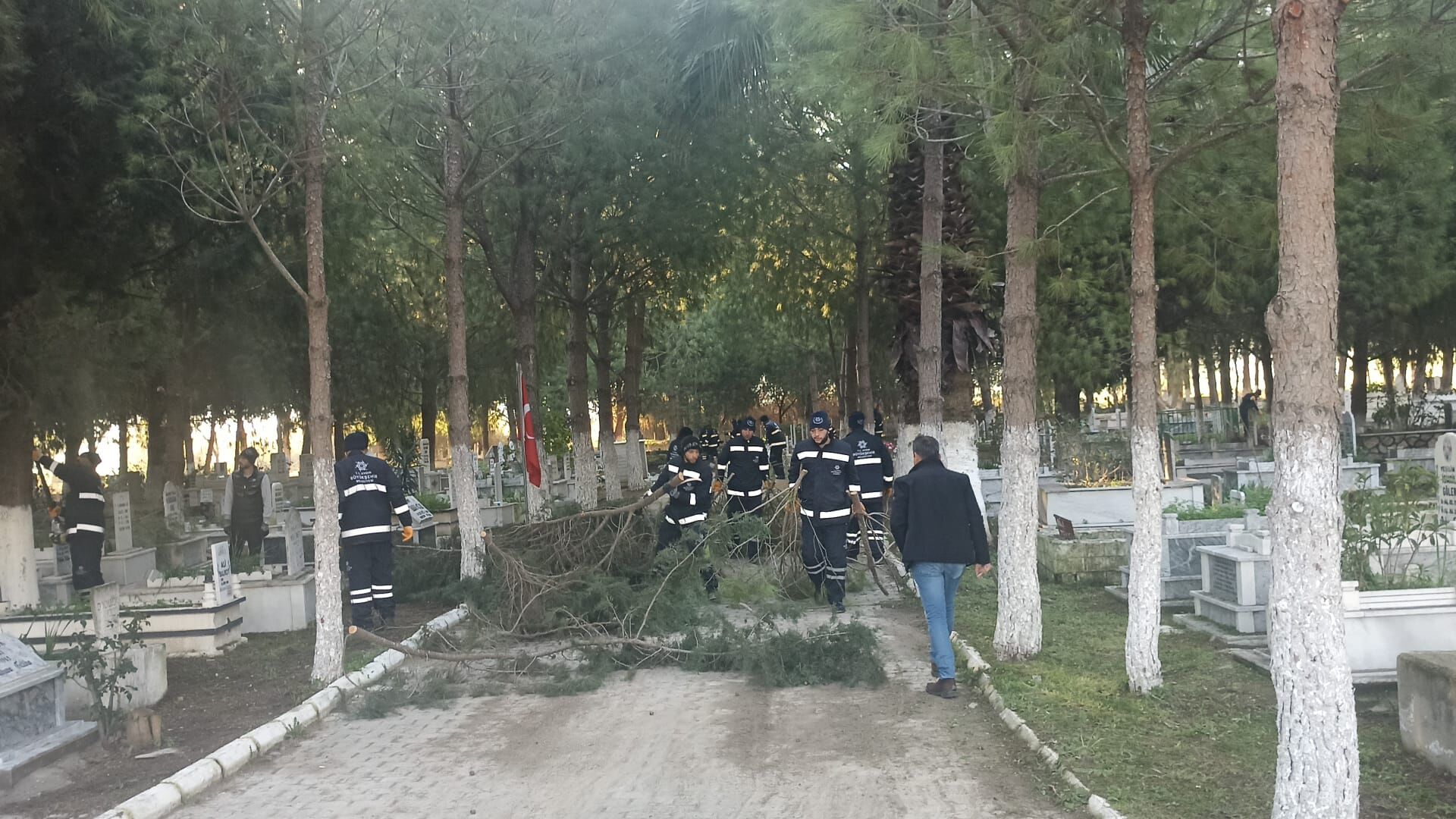 Başkan Çerçioğlu’ndan Mezarlıklarda Ramazan Bayramı Öncesi Temizlik Çalışması (5)