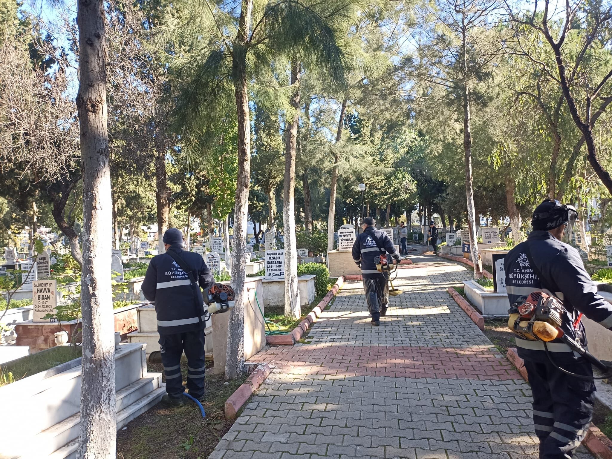 Başkan Çerçioğlu’ndan Mezarlıklarda Ramazan Bayramı Öncesi Temizlik Çalışması (7)