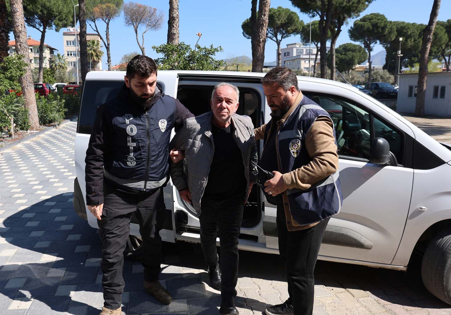 Aydın’da Chp’li Belediyenin Mağazasını Kurşunlayan Chp’li Eski Başkan Adliyeye Götürüldü (2)