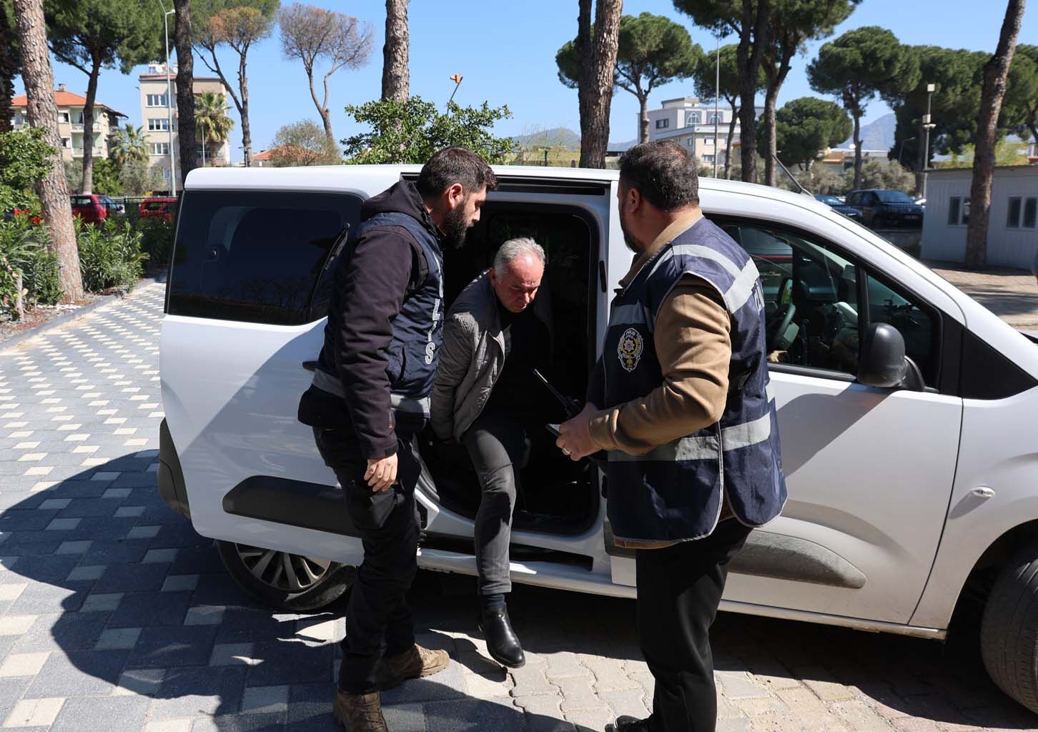 Aydın’da Chp’li Belediyenin Mağazasını Kurşunlayan Chp’li Eski Başkan Adliyeye Götürüldü (3)