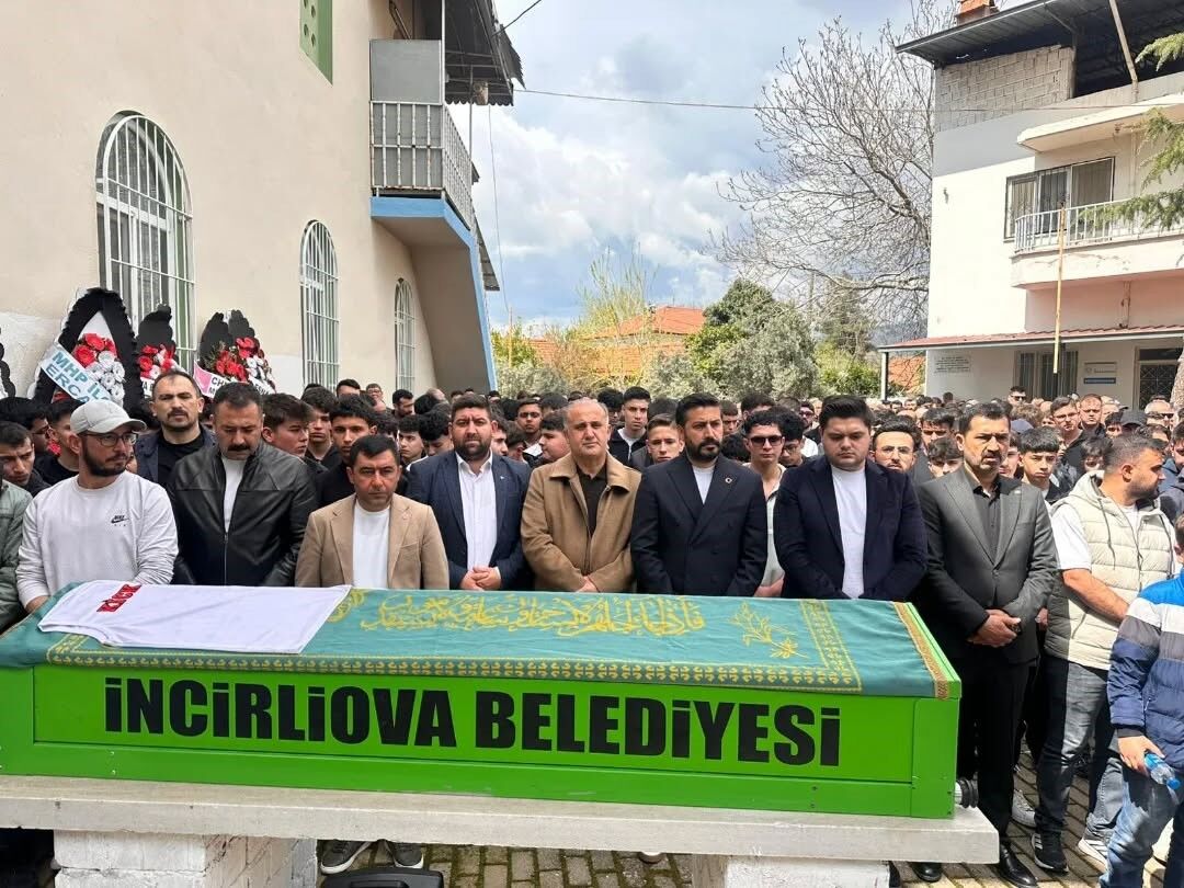 Aydın’da Gözyaşları Sel Oldu, 15 Yaşındaki Egemen Son Yolculuğuna Uğurlandı (2)