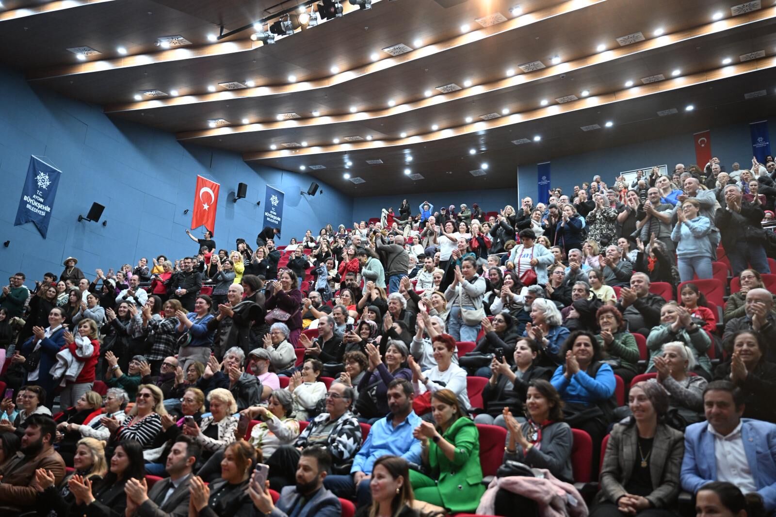 Başkan Çerçioğlu Didim Ve Nazilli’de Vatandaşları Tiyatroyla Buluşturdu (1)