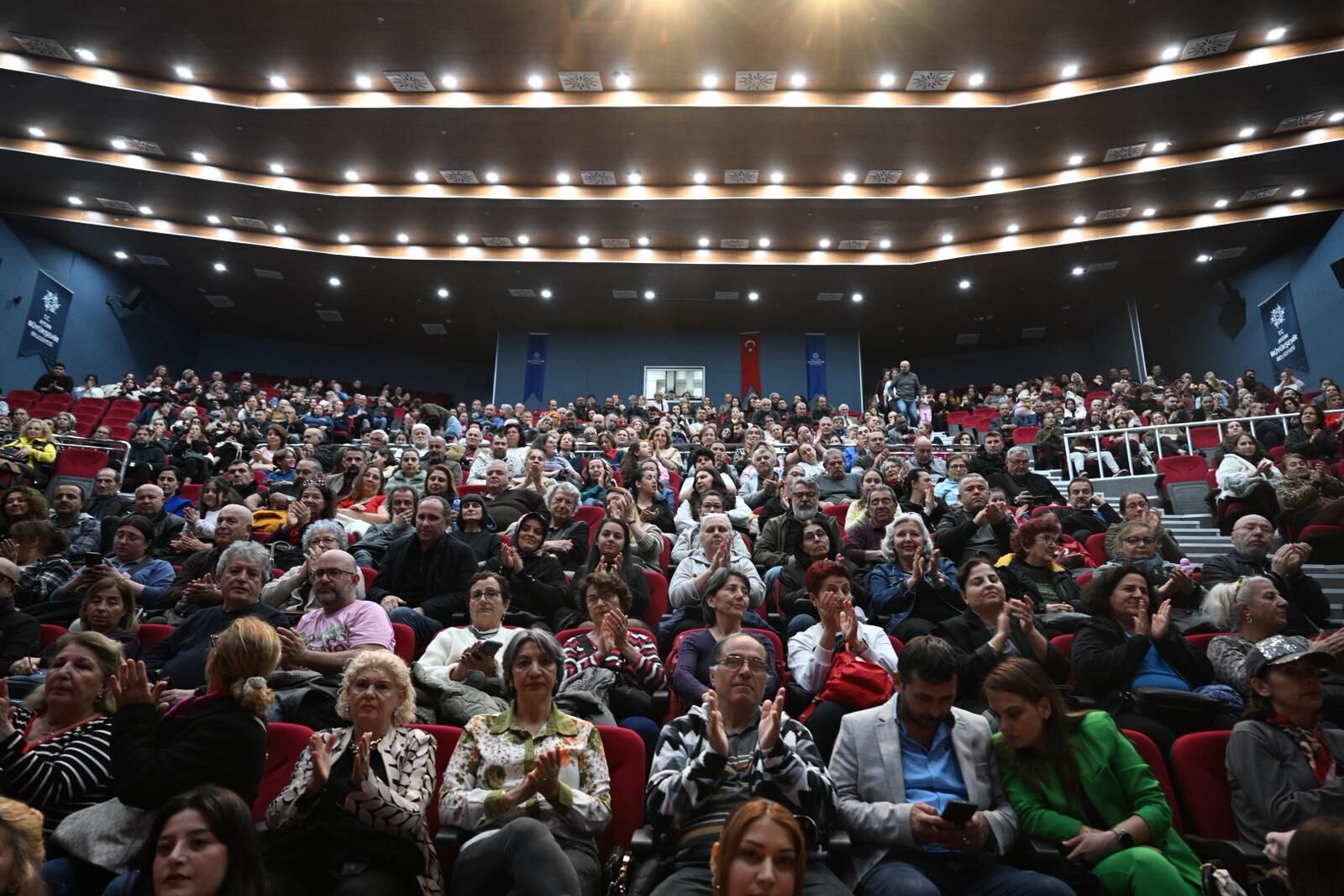 Başkan Çerçioğlu Didim Ve Nazilli’de Vatandaşları Tiyatroyla Buluşturdu (7)