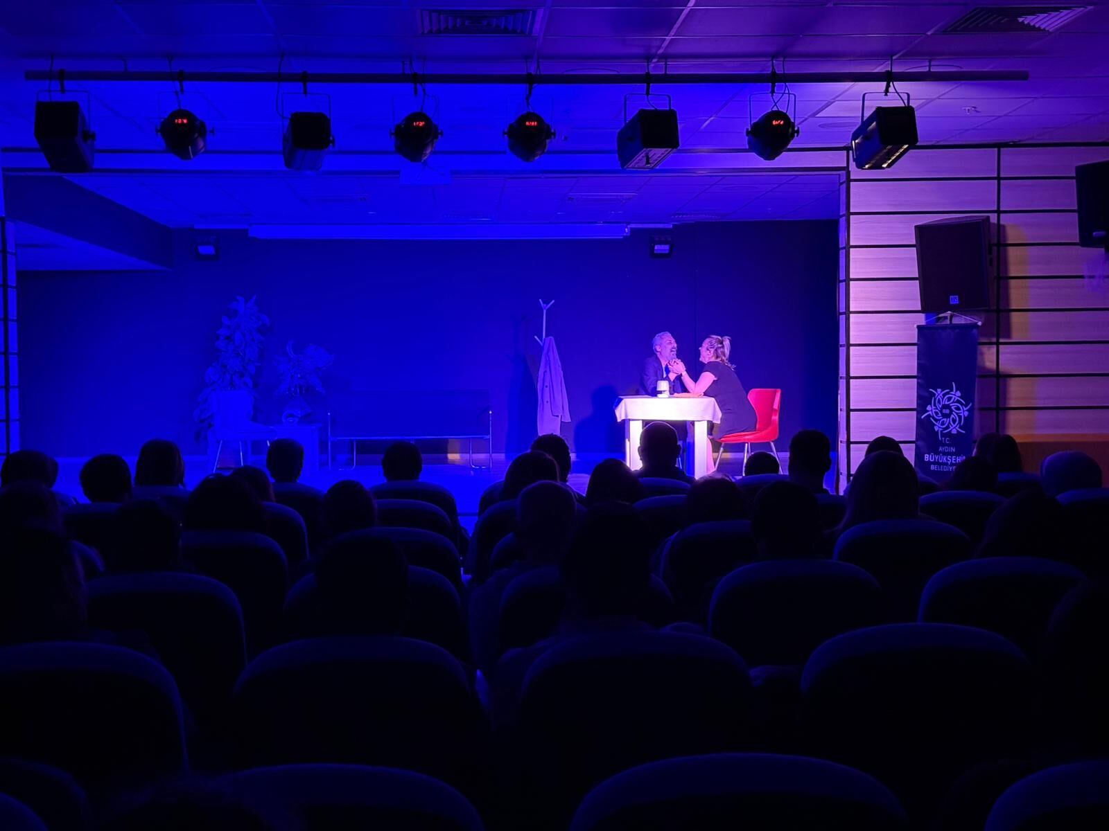 Başkan Çerçioğlu Didim Ve Nazilli’de Vatandaşları Tiyatroyla Buluşturdu (8)