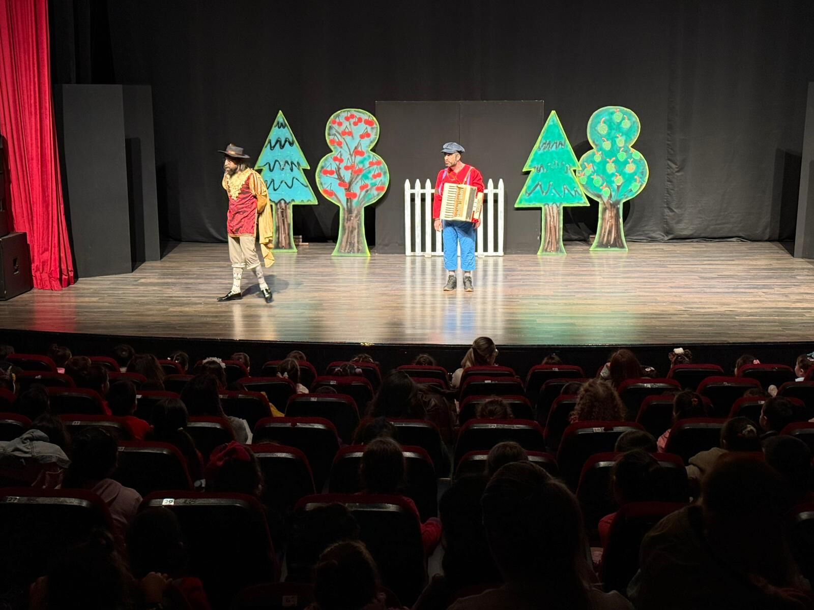 Başkan Çerçioğlu Minik Sanatseverleri Tiyatro Ile Buluşturdu (2)