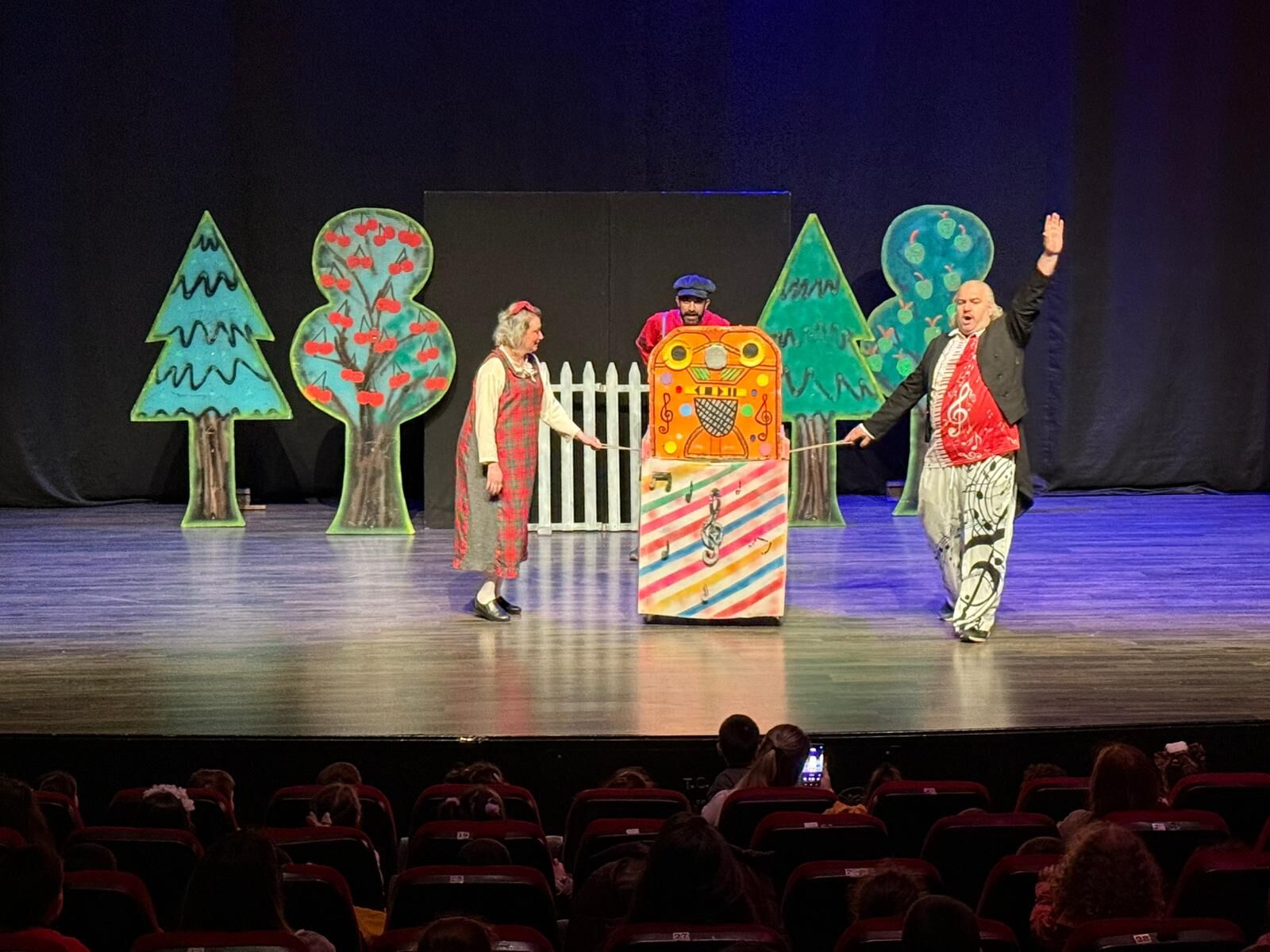 Başkan Çerçioğlu Minik Sanatseverleri Tiyatro Ile Buluşturdu (3)