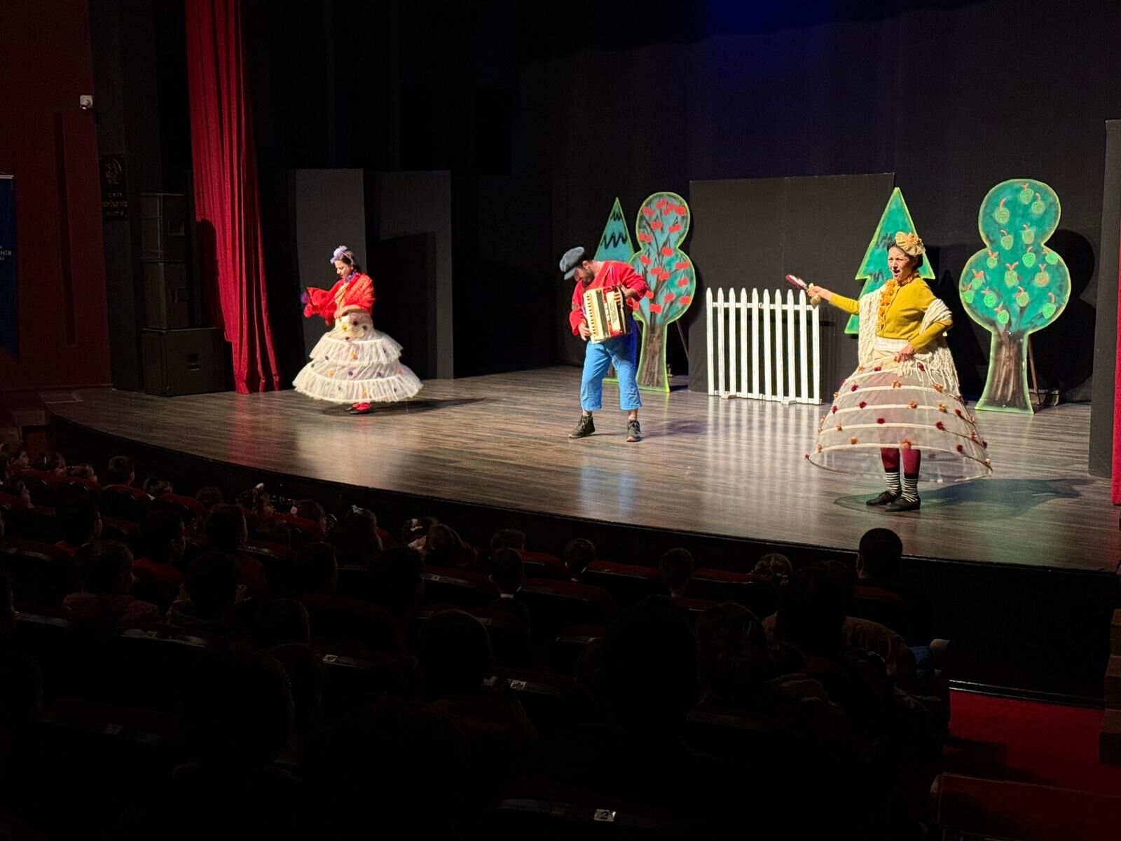 Başkan Çerçioğlu Minik Sanatseverleri Tiyatro Ile Buluşturdu (5)