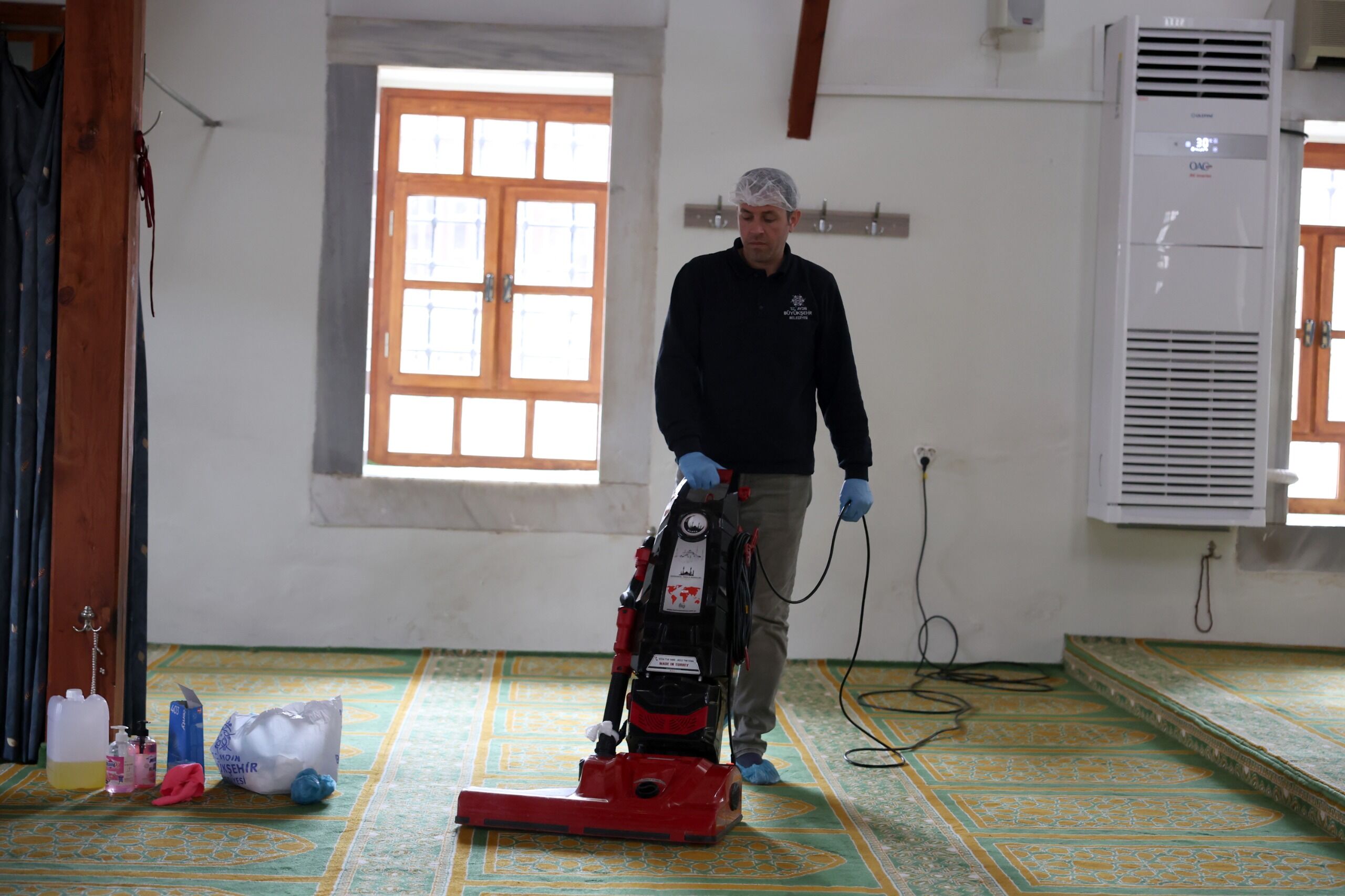 Başkan Çerçioğlu’nun Öncülüğünde Camilerde Temizlik Çalışmaları Sürüyor (3)