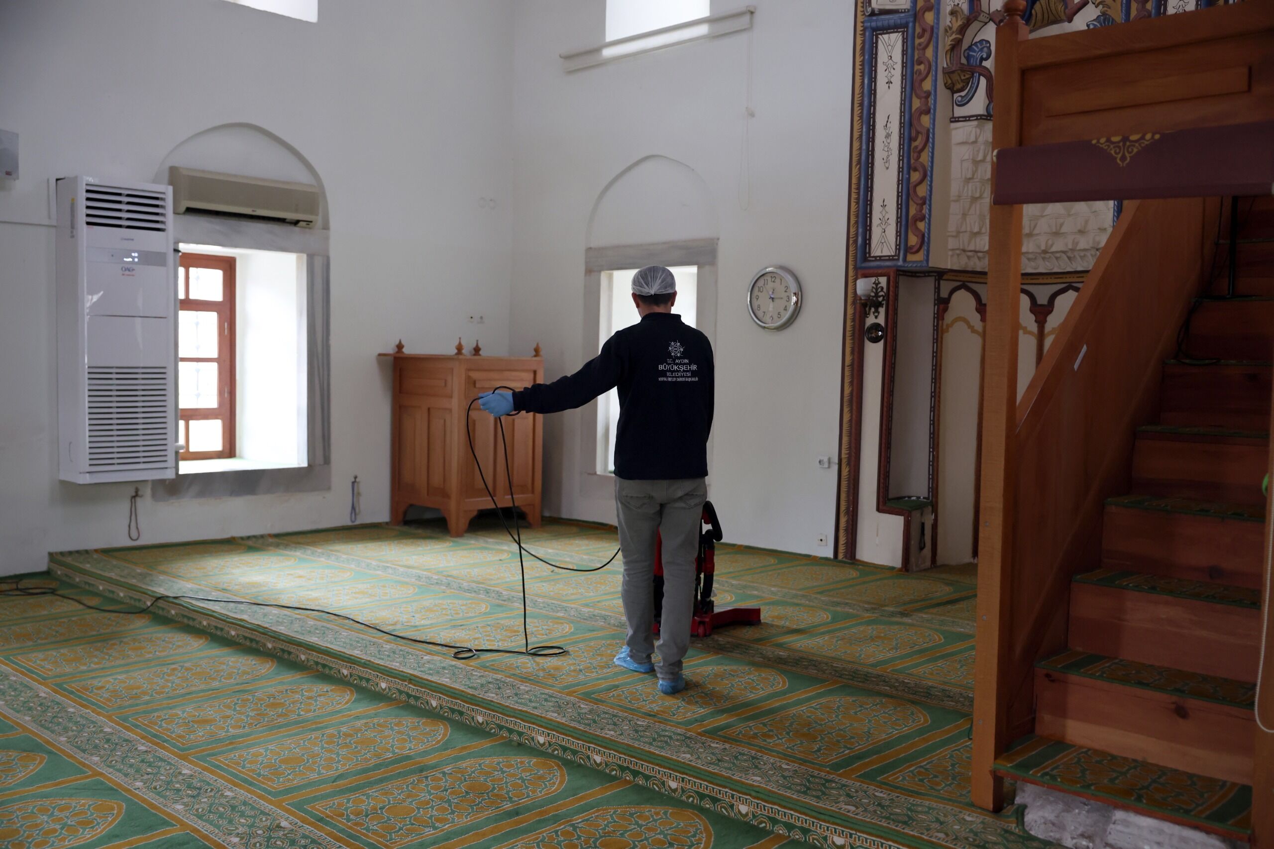 Başkan Çerçioğlu’nun Öncülüğünde Camilerde Temizlik Çalışmaları Sürüyor (5)