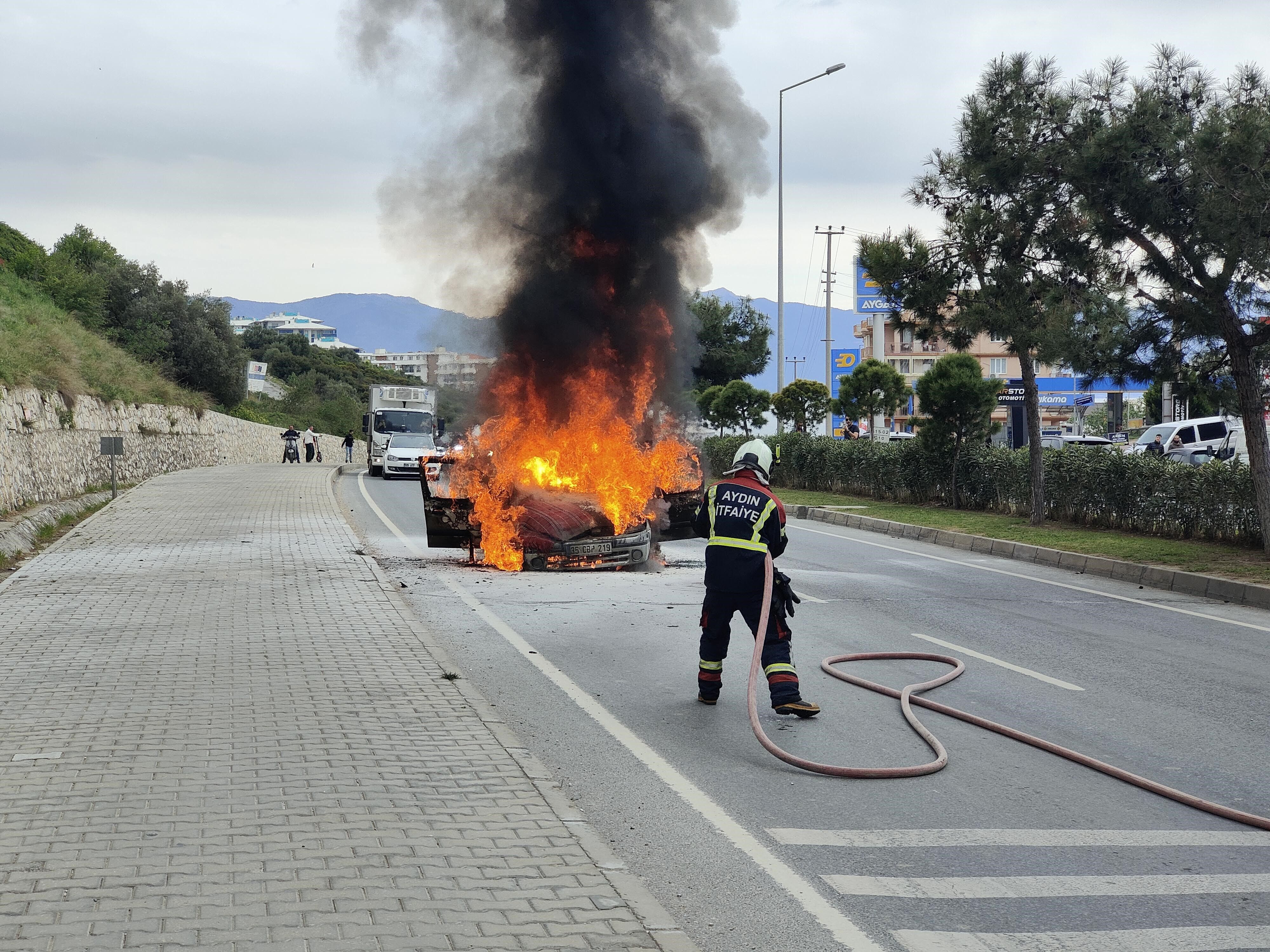 Kuşadası’nda Aynı Noktada 2 Otomobil Küle Döndü (1)