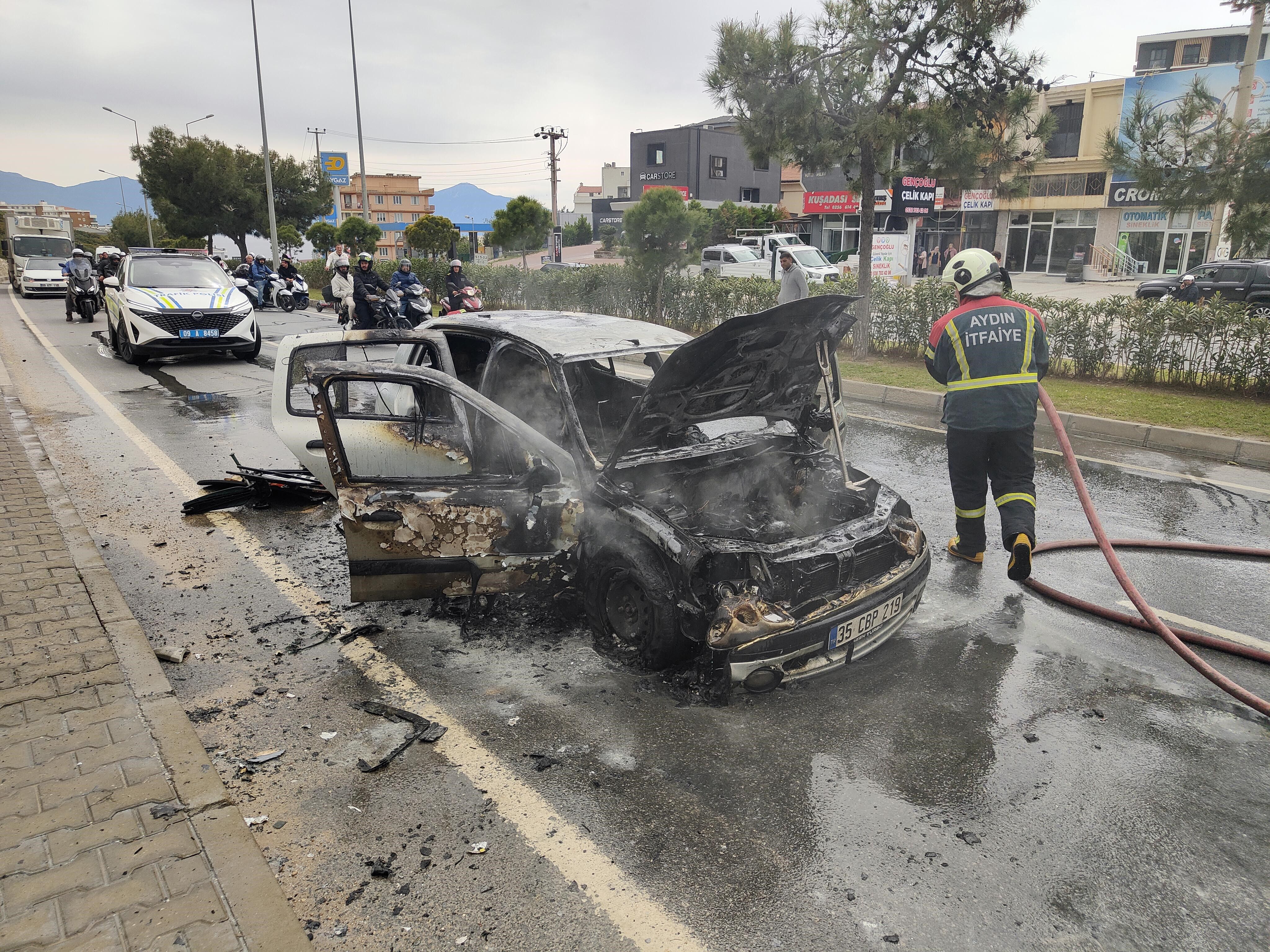 Kuşadası’nda Aynı Noktada 2 Otomobil Küle Döndü (2)